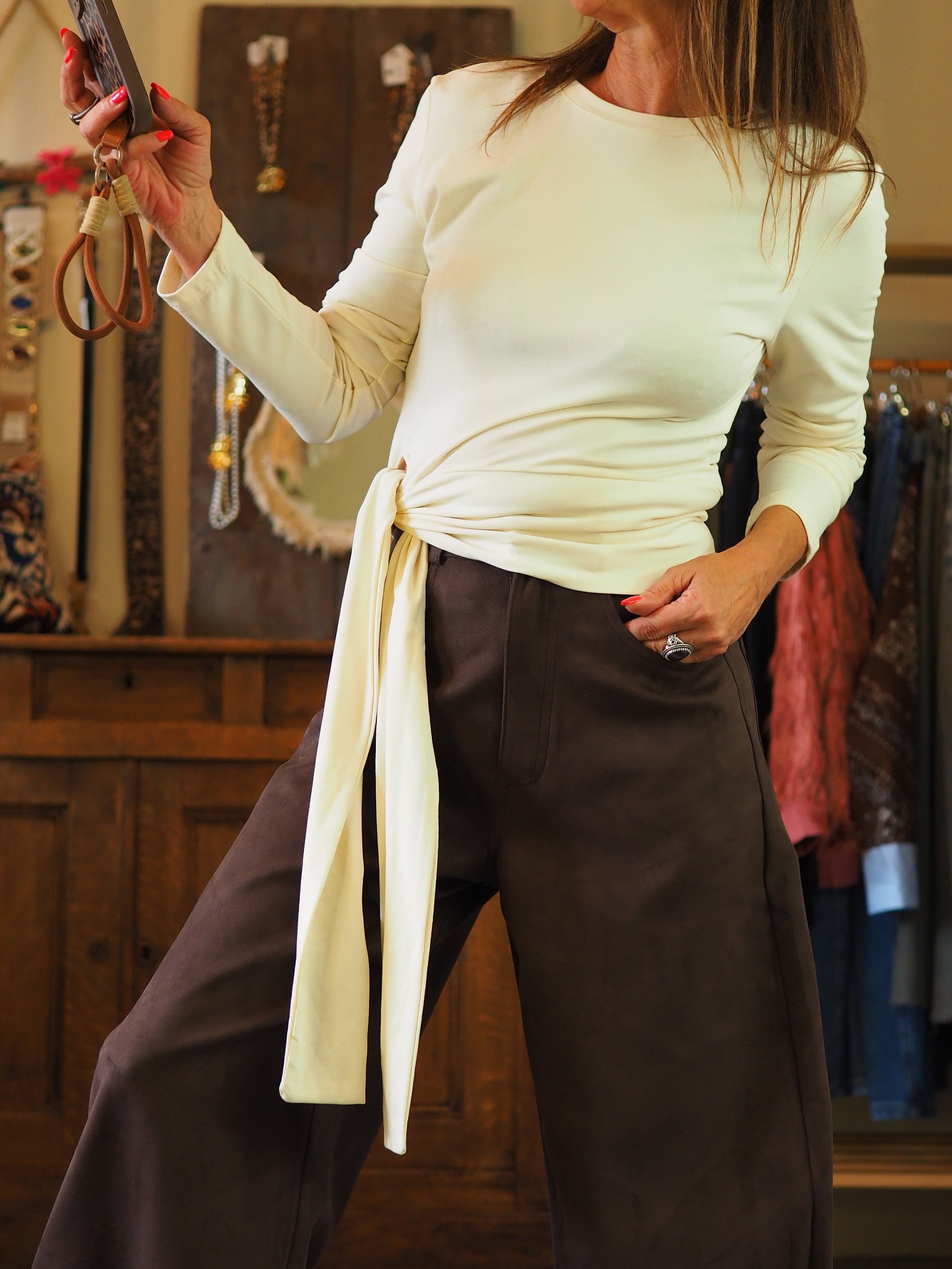 Blouse matiére teeshirt épais écru avec ceinture à nouer.

94% Coton 6% Elasthane.
Taille S/M-36/38 et M/L-38/4