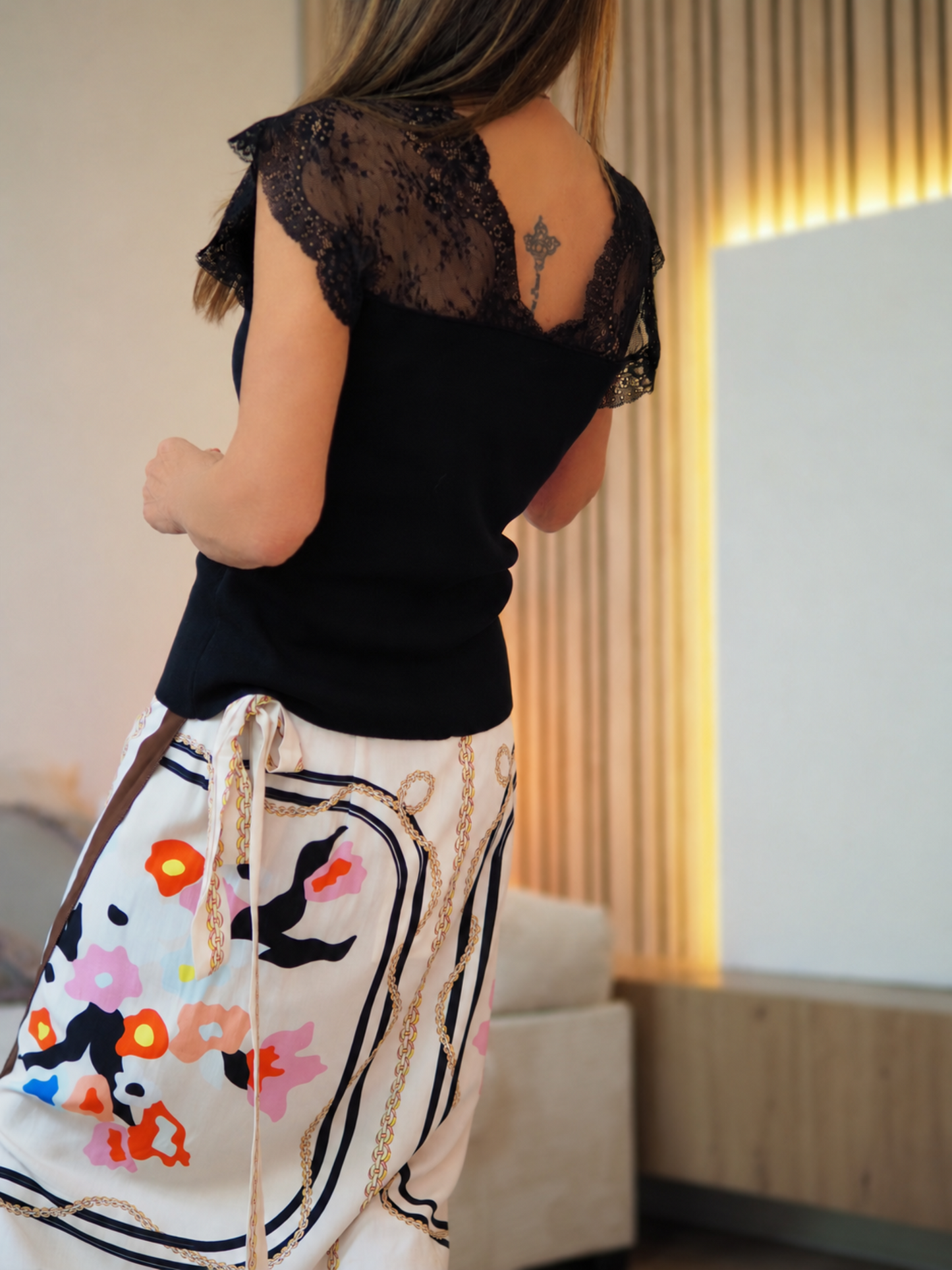 Taille unique convient du 36 au 40/42

Mesures : Tour de poitrine 92cm( mais extensible)Longueur dos 63cm.
Composition : 100% Viscose.
Cathy mesure 1m66 fait un 36 et porte une taille unique.


Blouse noire avec dentelle.