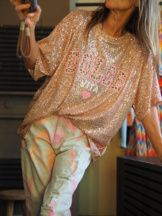 Taille unique convient du 36 au 44.

Mesures : Tour de poitrine 124cm Longueur dos 65cm.
Composition : 95% Polyesther 5% Elasthanne.
Cathy mesure 1m66 fait un 36 et porte une taille unique.


Blouse sequins bronze.