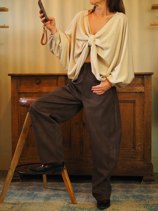 Blouse touché velours trés doux, beige. Noeud à l'avant. Sera trés jolie sur une robe droite modéle combinaison tendance.

Taille unique convient du 36 au 46.
80% Viscose 15% Polyester 5% Elasthane.
Longueur dos 54cm