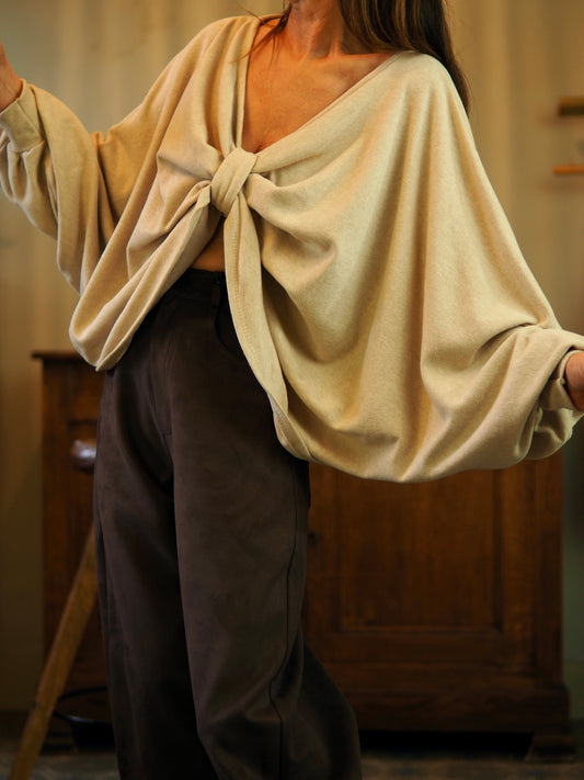 Blouse touché velours trés doux, beige. Noeud à l'avant. Sera trés jolie sur une robe droite modéle combinaison tendance.

Taille unique convient du 36 au 46.
80% Viscose 15% Polyester 5% Elasthane.
Longueur dos 54cm