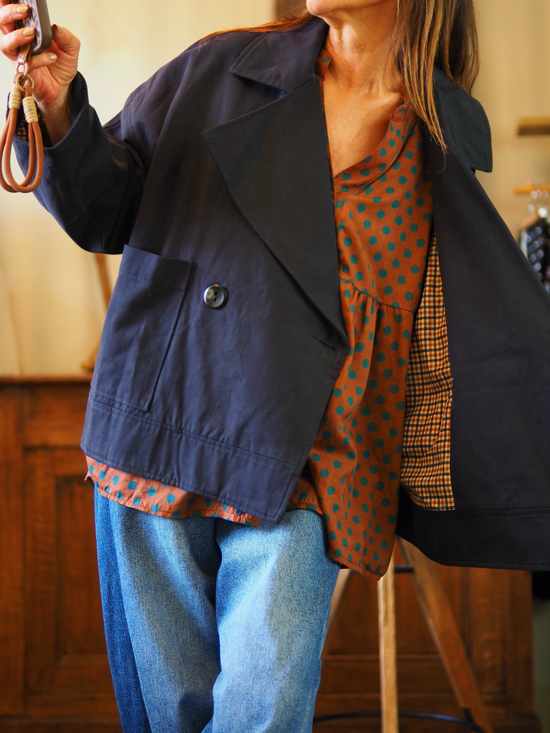 Magnifique veste marine doublée carreaux.

Taille unique convient du 36 au 44.
100% Coton.
Tour de poitrine 136cm Longueur dos 68cm.