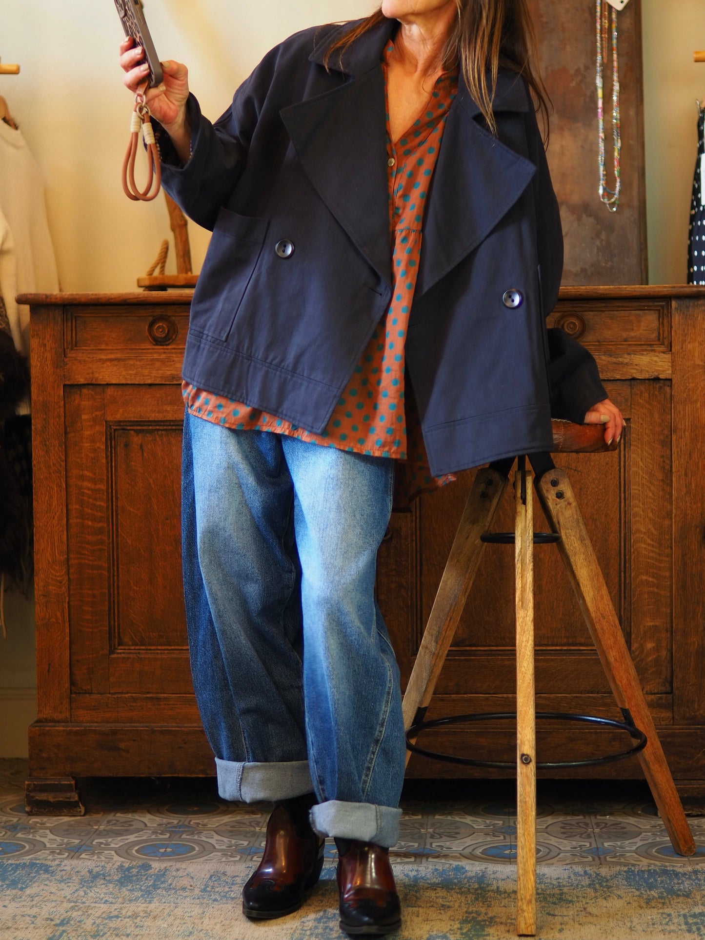 Magnifique veste marine doublée carreaux.

Taille unique convient du 36 au 44.
100% Coton.
Tour de poitrine 136cm Longueur dos 68cm.