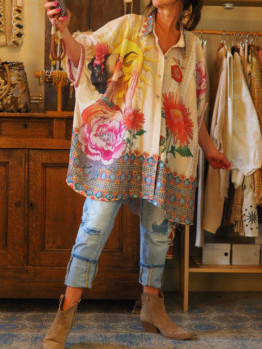 Robe ou tunique tons beige et dessins orangé, rosé, turquoise... Pour les plus petites elle peut être portée en robe et pour les plus grandes en tunique. 

80% Polyester 20% Viscose .
Taille unique convient du 36 au 46.
Tour de poitrine 180cm Longueur dos 90cm.