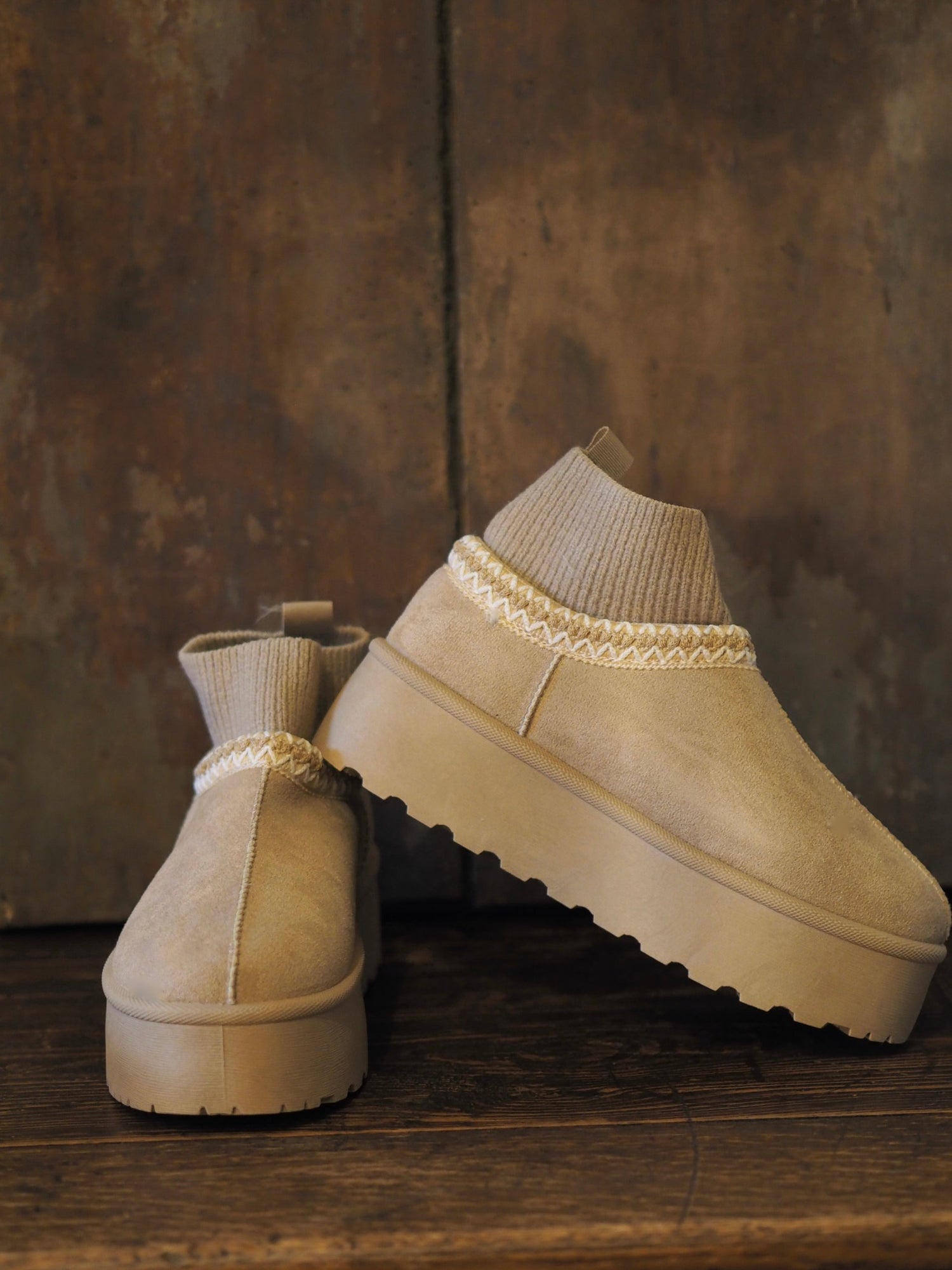 Boots style UGG beige avec chaussettes. Fourrure intérieure.

Taille normal. 
Hauteur semelle 4cm.