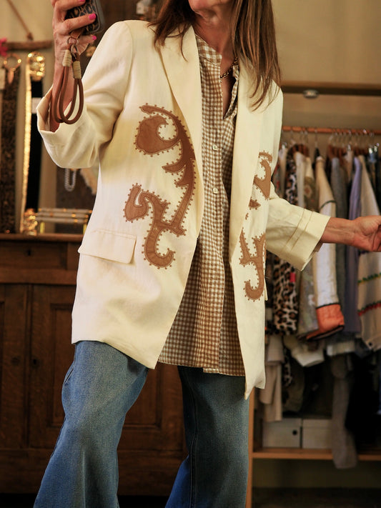 Veste en lin couleur beurre avec broderies mokas. Manches 3/4 avec boutons. Elle est doublée. 2 poches à l'avant.

80% Lin 20% Coton.
Taille S-36/38 et M-38/40