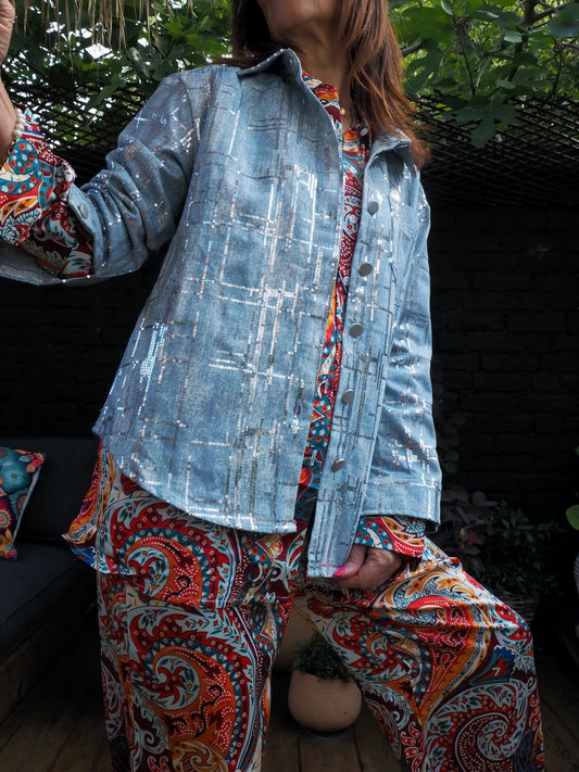 Veste en coton bleu clair avec sequins argentés. Pour briller au soleil..  80% Coton 20% Polyester. Taille S/36 M/38 L/40. Peut convenir à une taille supérieur.