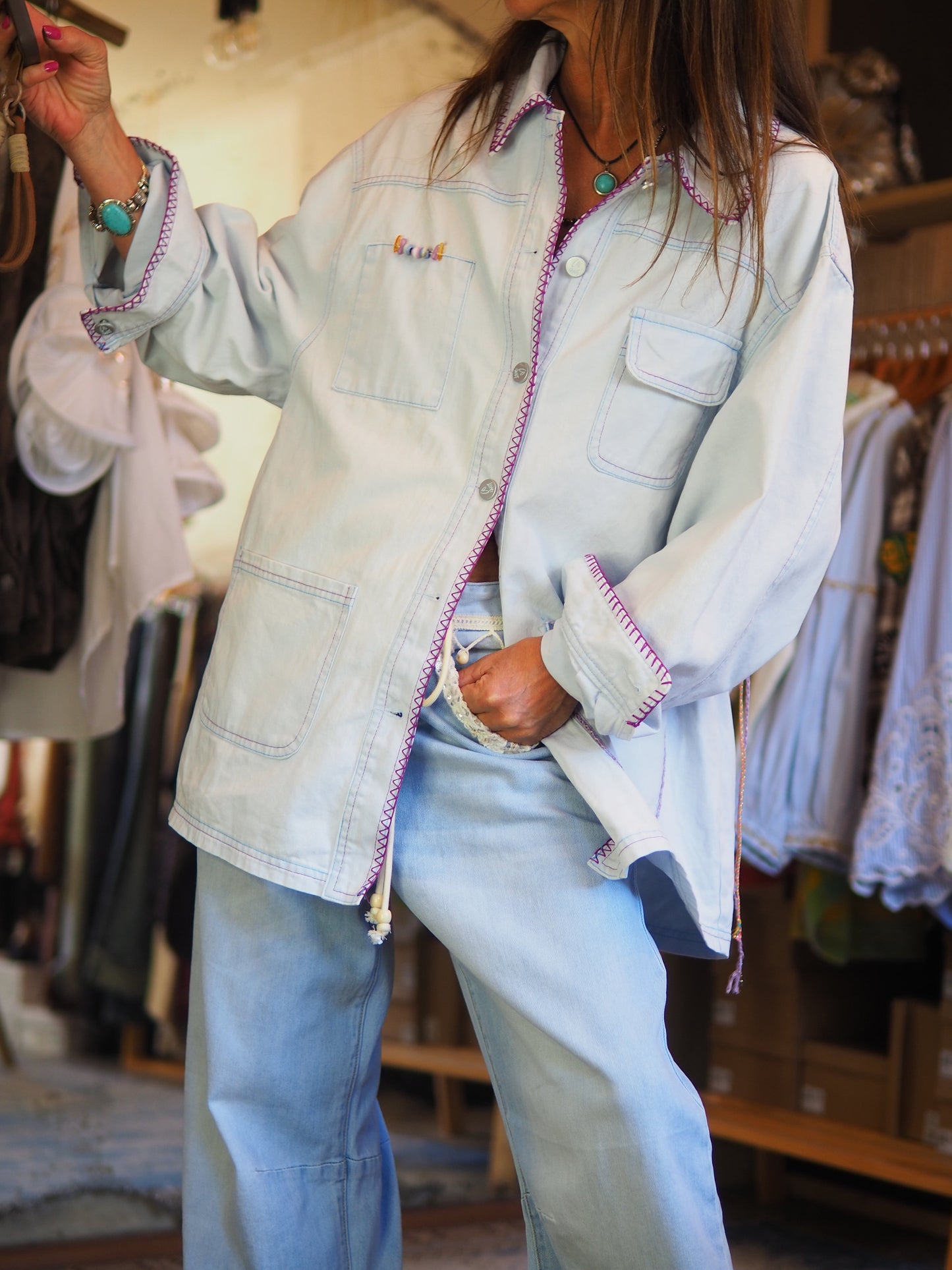 Veste oversize bleu clair avec broderies oranges et parmes au dos et finitions contrastées. Originale et tendance, parfaite pour twister un look casual.&nbsp;

Taille unique du 36 au 42/44.
90% Coton 10% Polyester.
Tour de poitrine 124cm Longueur dos 78cm.