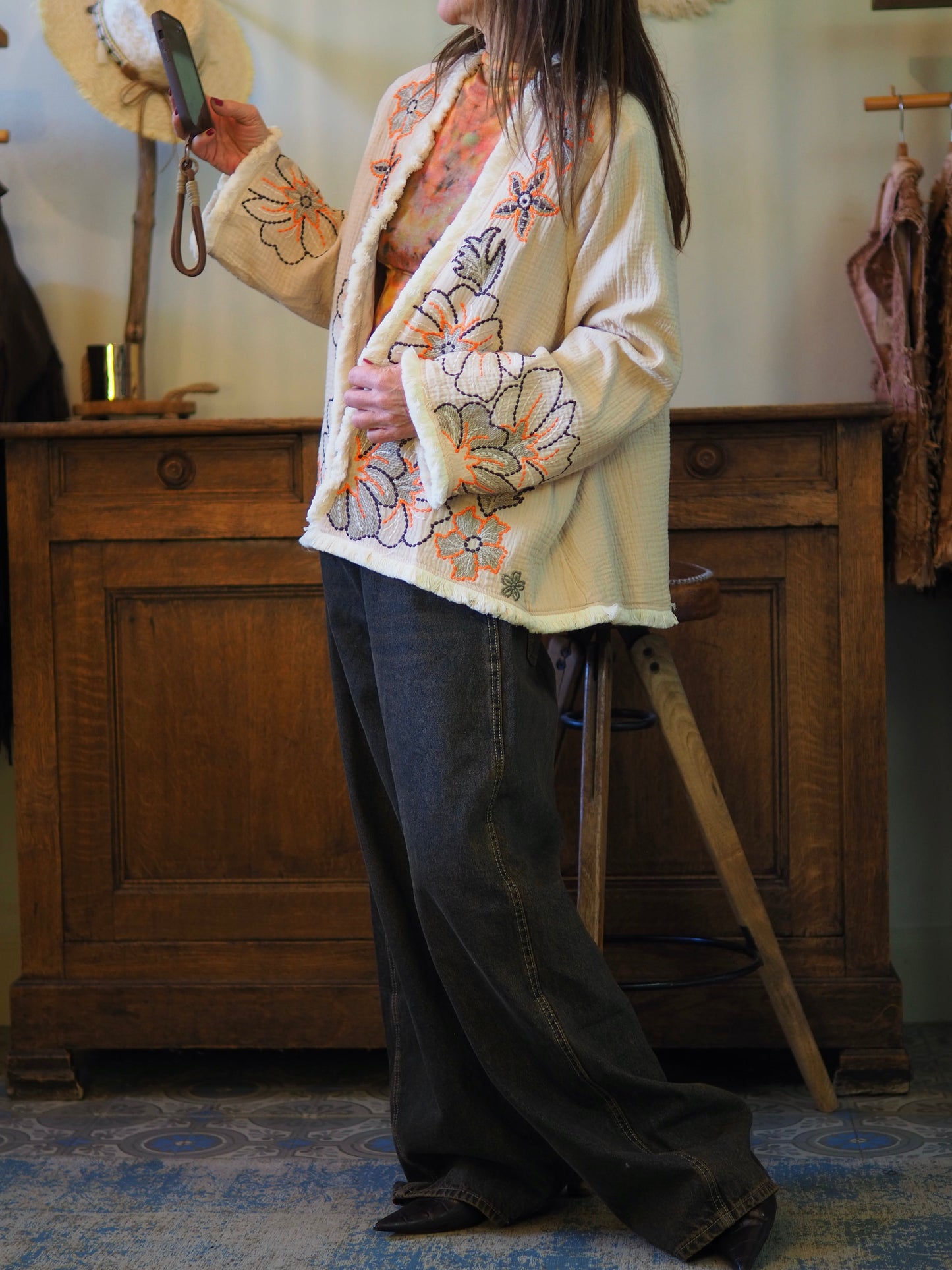 Veste en gaz de coton beige avec broderies marrons et oranges. Elle est doublée.

Taille unique convient du 36 au 42/44.
100% Coton.
Largeur dos 70cm Longueur dos 70cm.