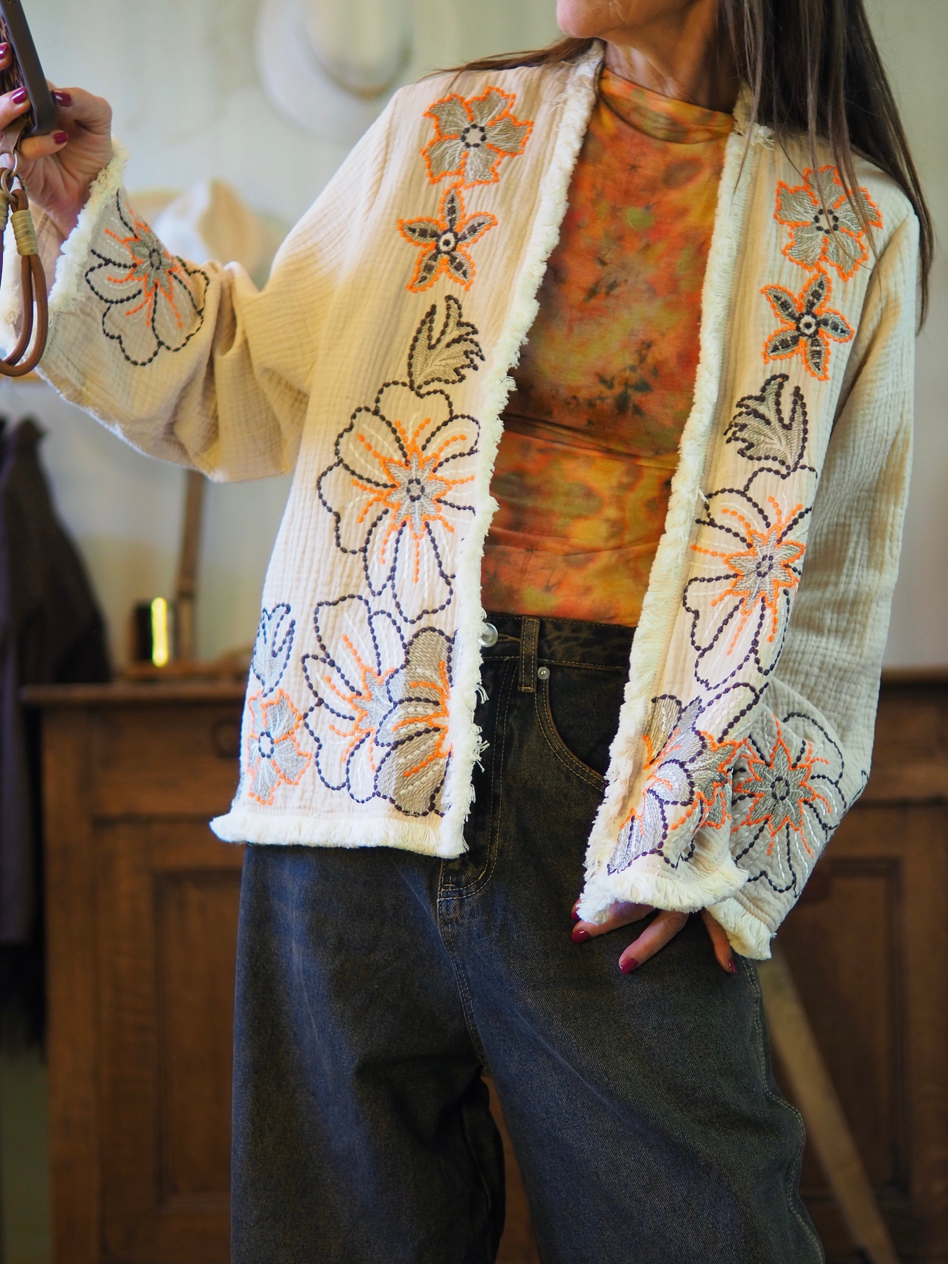 Veste en gaz de coton beige avec broderies marrons et oranges. Elle est doublée.

Taille unique convient du 36 au 42/44.
100% Coton.
Largeur dos 70cm Longueur dos 70cm.