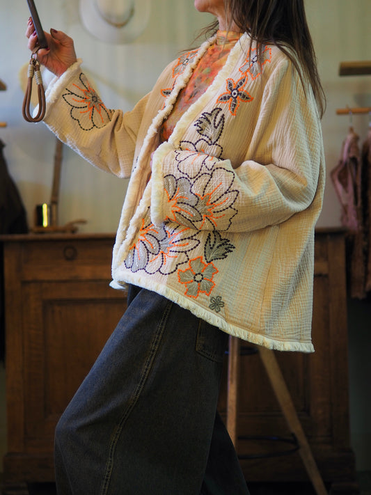 Veste en gaz de coton beige avec broderies marrons et oranges. Elle est doublée.

Taille unique convient du 36 au 42/44.
100% Coton.
Largeur dos 70cm Longueur dos 70cm.