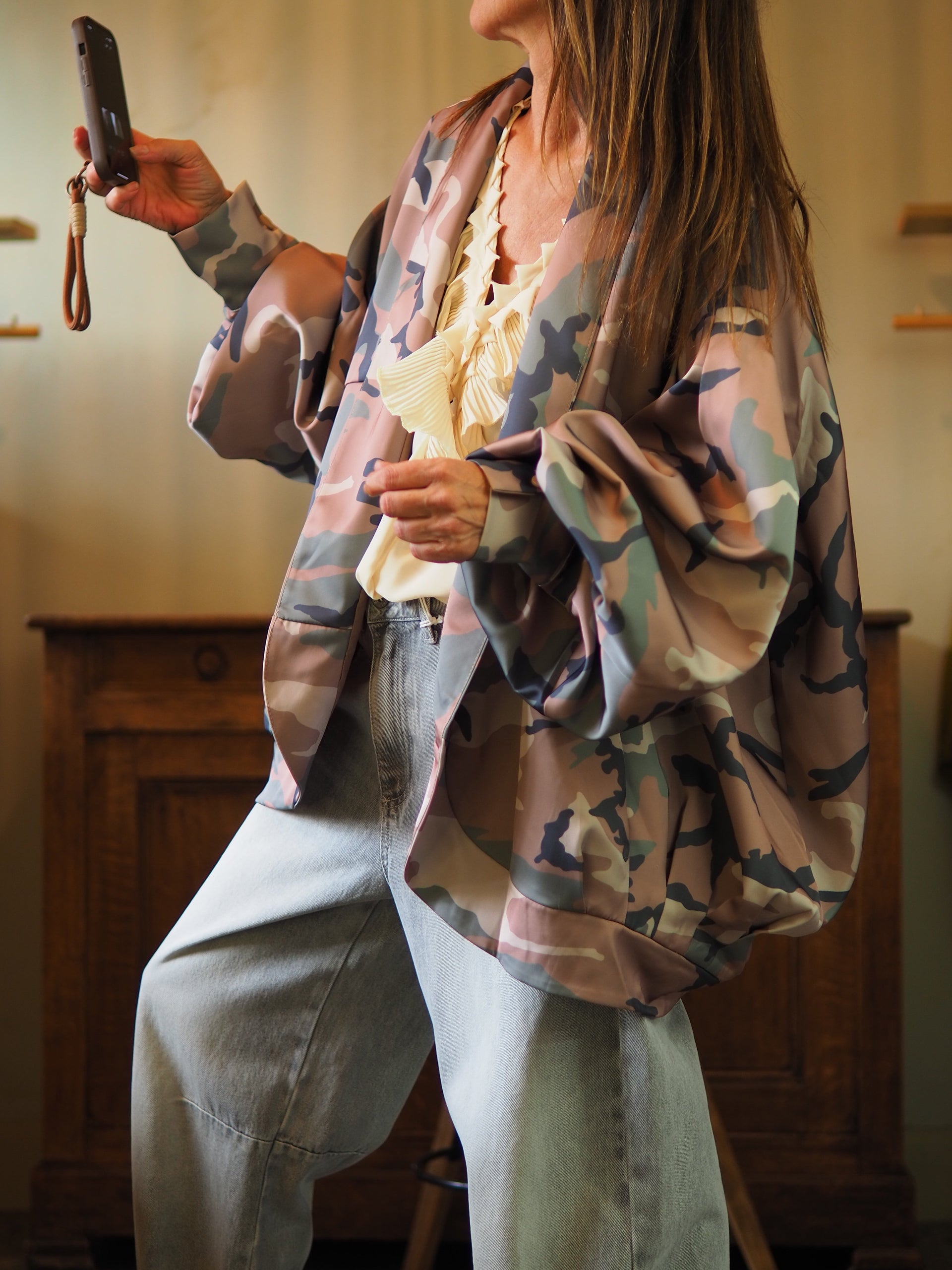 Mon coup de coeur, veste camouflage hyper ample. Touché satin. Doublée.

Taille unique convient du 36 au 46 et plus.
90% Polyester 10% Spandex.
Largeur dos 95cm Longueur dos 73cm.