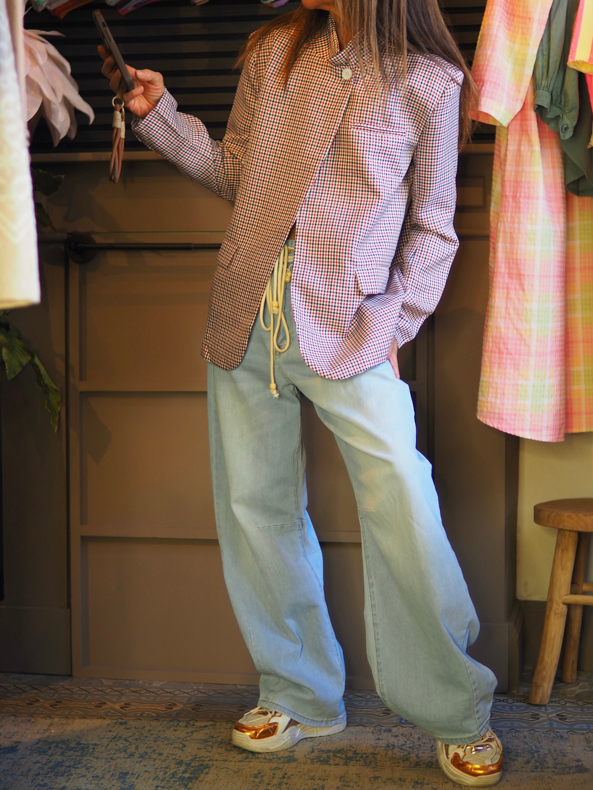 Taille S/M et M/L.

Mesures : S/M : Largeur dos 50cm Longueur dos 68cm. M/L : Largeur dos 53cm Longueur dos 70cm.
Composition : 90% Coton 10% Lin.
Cathy mesure 1m66 fait un 36 et porte une taille S/M.


Veste carreaux rouge, coupe croisée. Doublée.