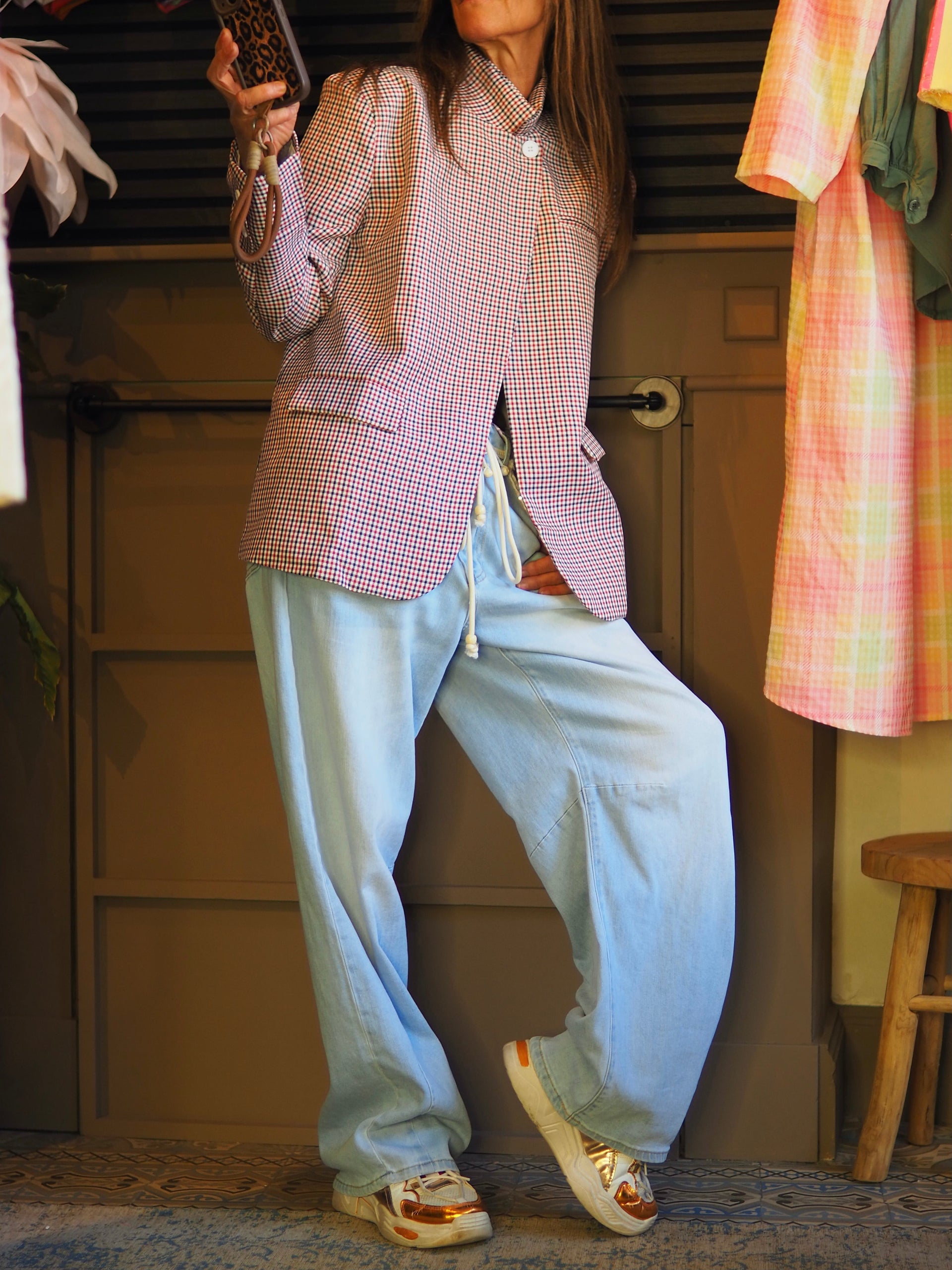 Taille S/M et M/L.

Mesures : S/M : Largeur dos 50cm Longueur dos 68cm. M/L : Largeur dos 53cm Longueur dos 70cm.
Composition : 90% Coton 10% Lin.
Cathy mesure 1m66 fait un 36 et porte une taille S/M.


Veste carreaux rouge, coupe croisée. Doublée.