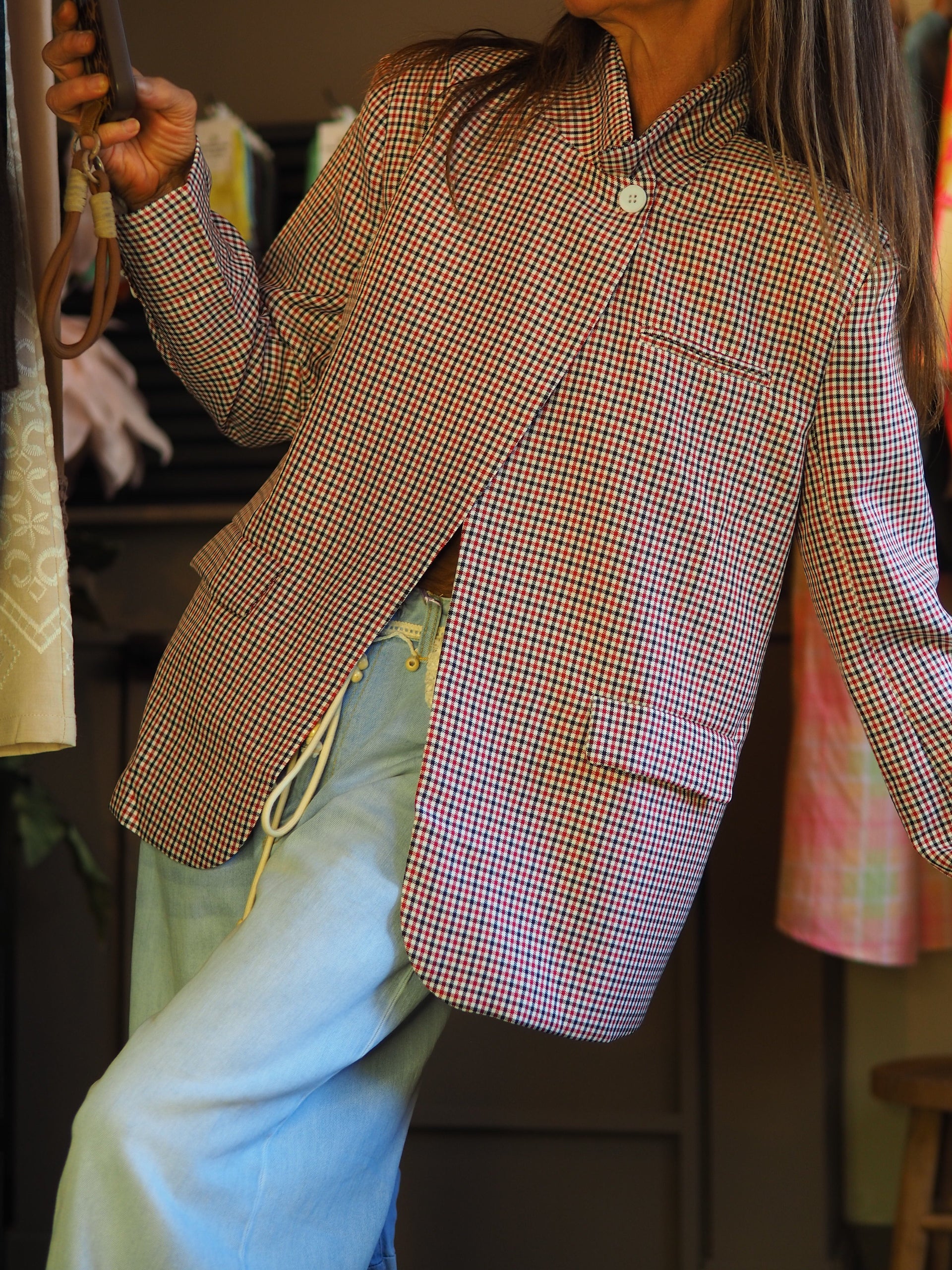 Taille S/M et M/L.

Mesures : S/M : Largeur dos 50cm Longueur dos 68cm. M/L : Largeur dos 53cm Longueur dos 70cm.
Composition : 90% Coton 10% Lin.
Cathy mesure 1m66 fait un 36 et porte une taille S/M.


Veste carreaux rouge, coupe croisée. Doublée.