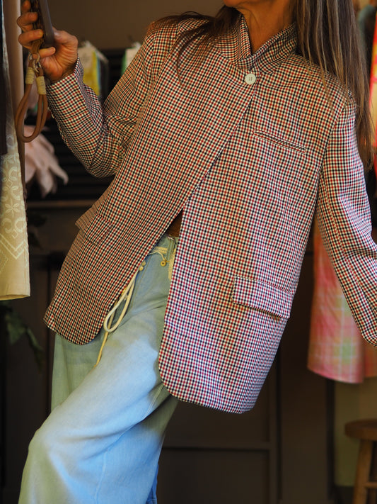 Taille S/M et M/L.

Mesures : S/M : Largeur dos 50cm Longueur dos 68cm. M/L : Largeur dos 53cm Longueur dos 70cm.
Composition : 90% Coton 10% Lin.
Cathy mesure 1m66 fait un 36 et porte une taille S/M.


Veste carreaux rouge, coupe croisée. Doublée.