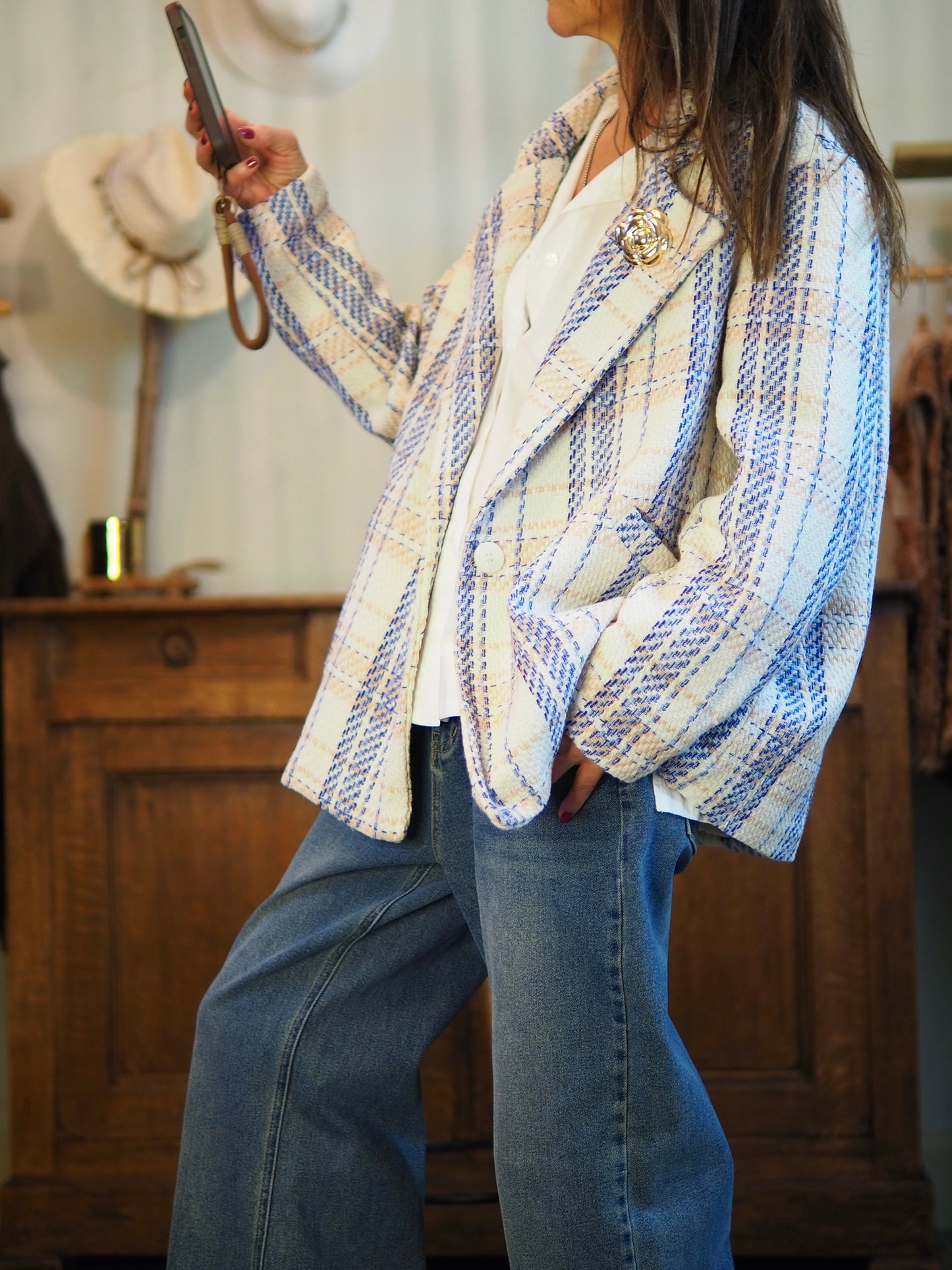 Veste à carreaux bleus. Doublé et broche amovible dorée.

Taille unique convient du 36 au 40/42.
95% Coton 5% Elasthanne.
Largeur dos 63cm Longueur dos 73cm.