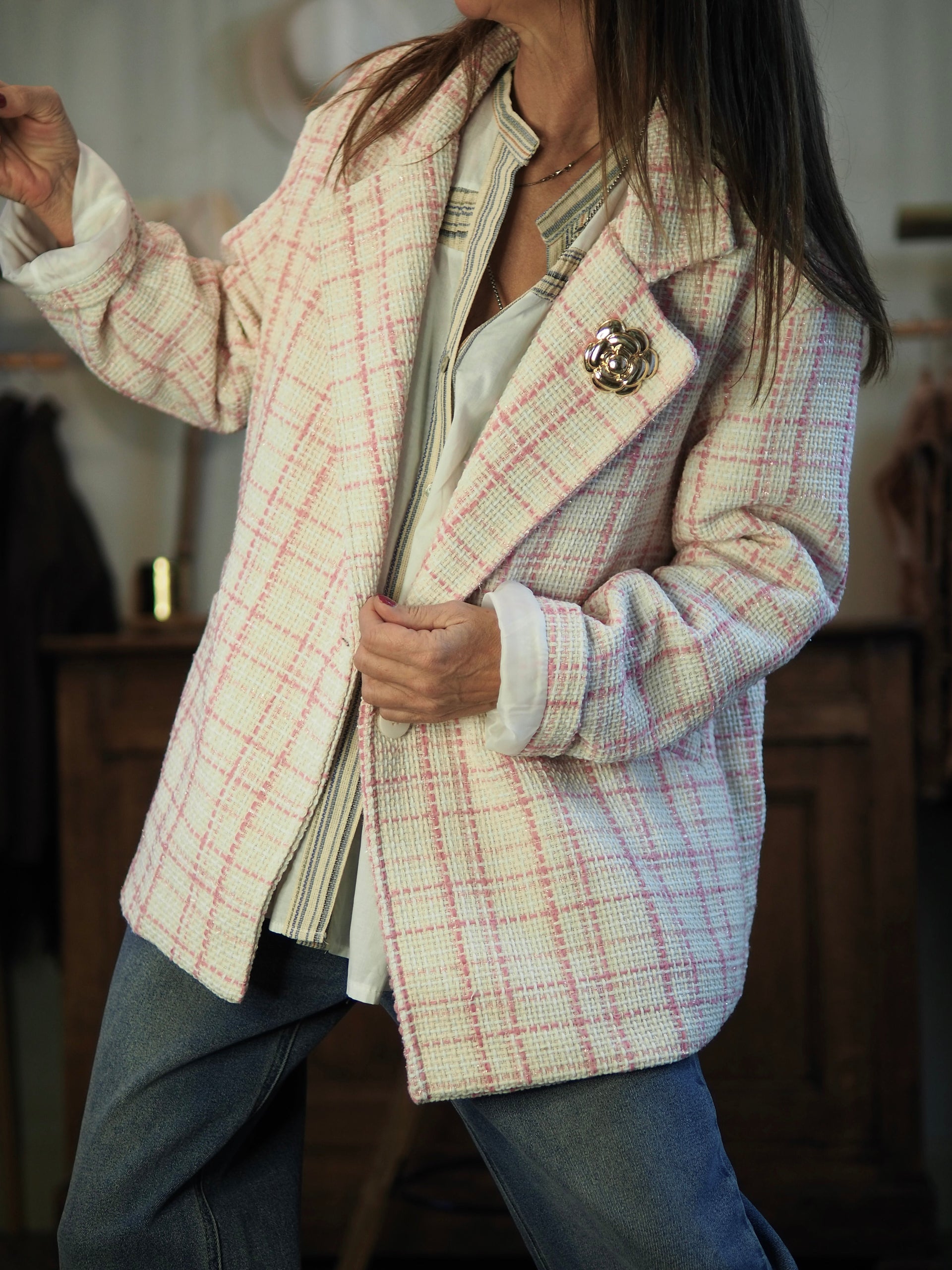 Veste à carreaux roses. Doublée et broche amovible dorée.

Taille unique convient du 36 au 40/42.
95% Coton 5% Elasthanne.
Largeur dos 63cm Longueur dos 73cm.