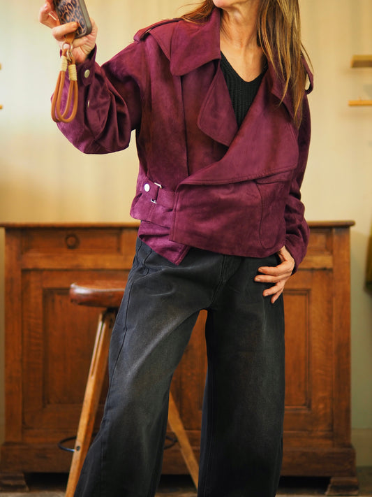 Splendide blouson en suédine bordaux. Doublé.

Taille unique convient du 36 au 40. 
96% Polyester 4% Elasthane.
Tour de poitrine 128cm Longueur dos 51cm.
