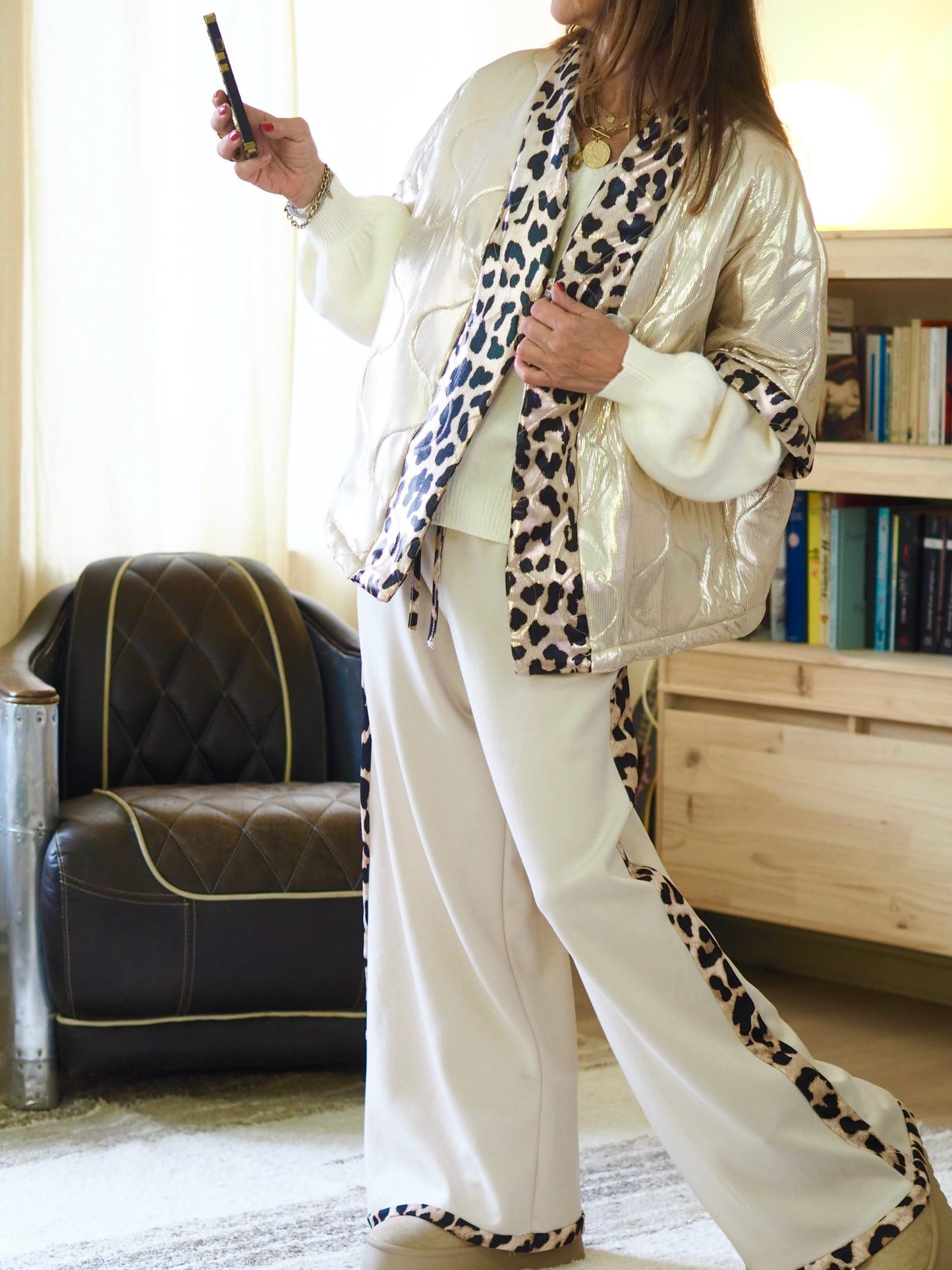 Veste sans manches kimono, légèrement matelassée dorée et leopard. Intérieur beige. Fermeture 1 bouton avant.

55% Coon 45% Polyamide. Une pépite...
Taille unique convient du 36 au 44.
Tour de poitrine 136cm Longueur dos 61cm.