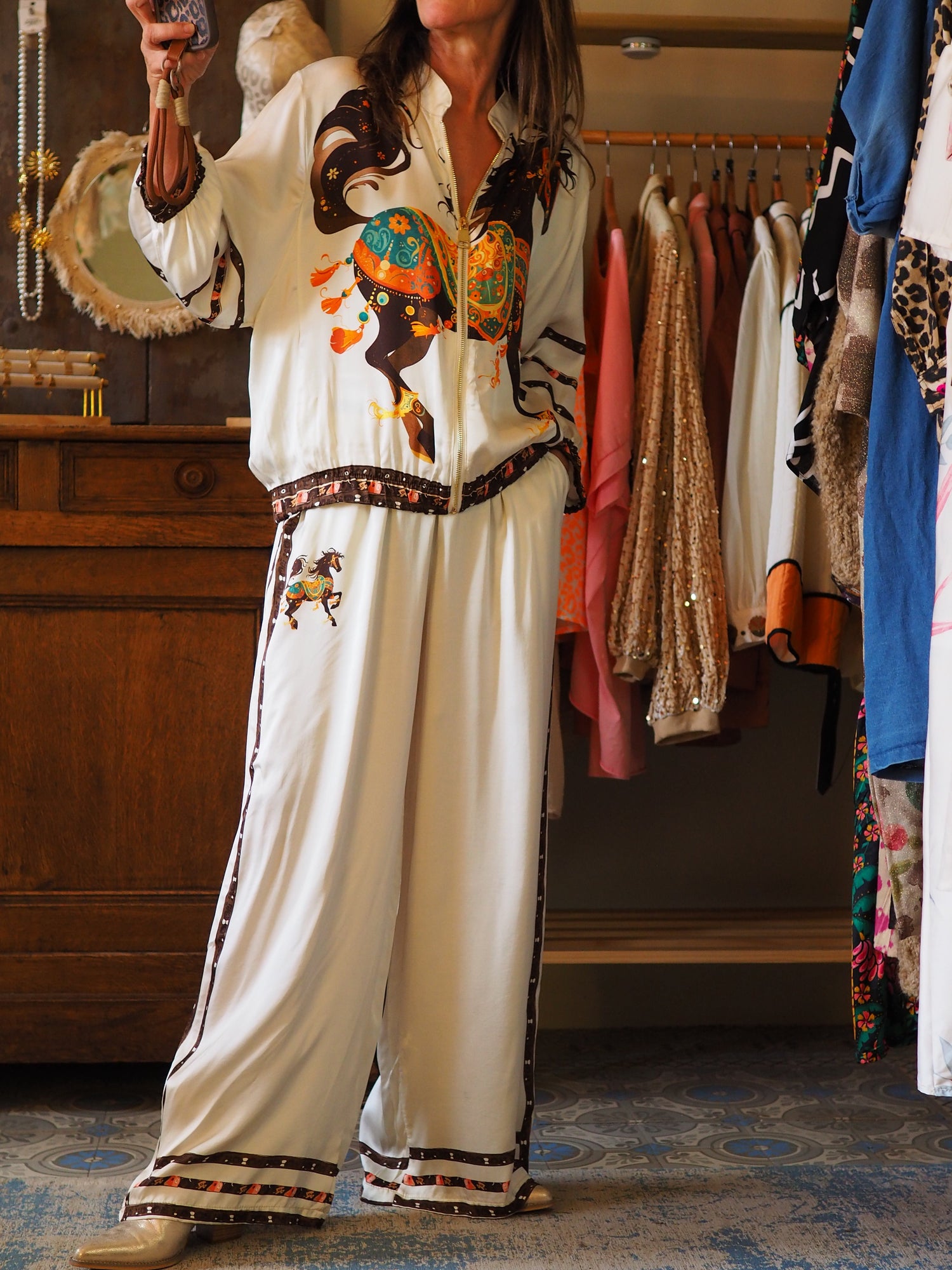 Veste fluide écru avec motifs marrons. Une pépite porté avec le pantalon Mira.

80% Viscose 20% Soie.
Taille unique convient du 36 au 40.
Tour de poitrine 124cm Longueur dos 62cm.