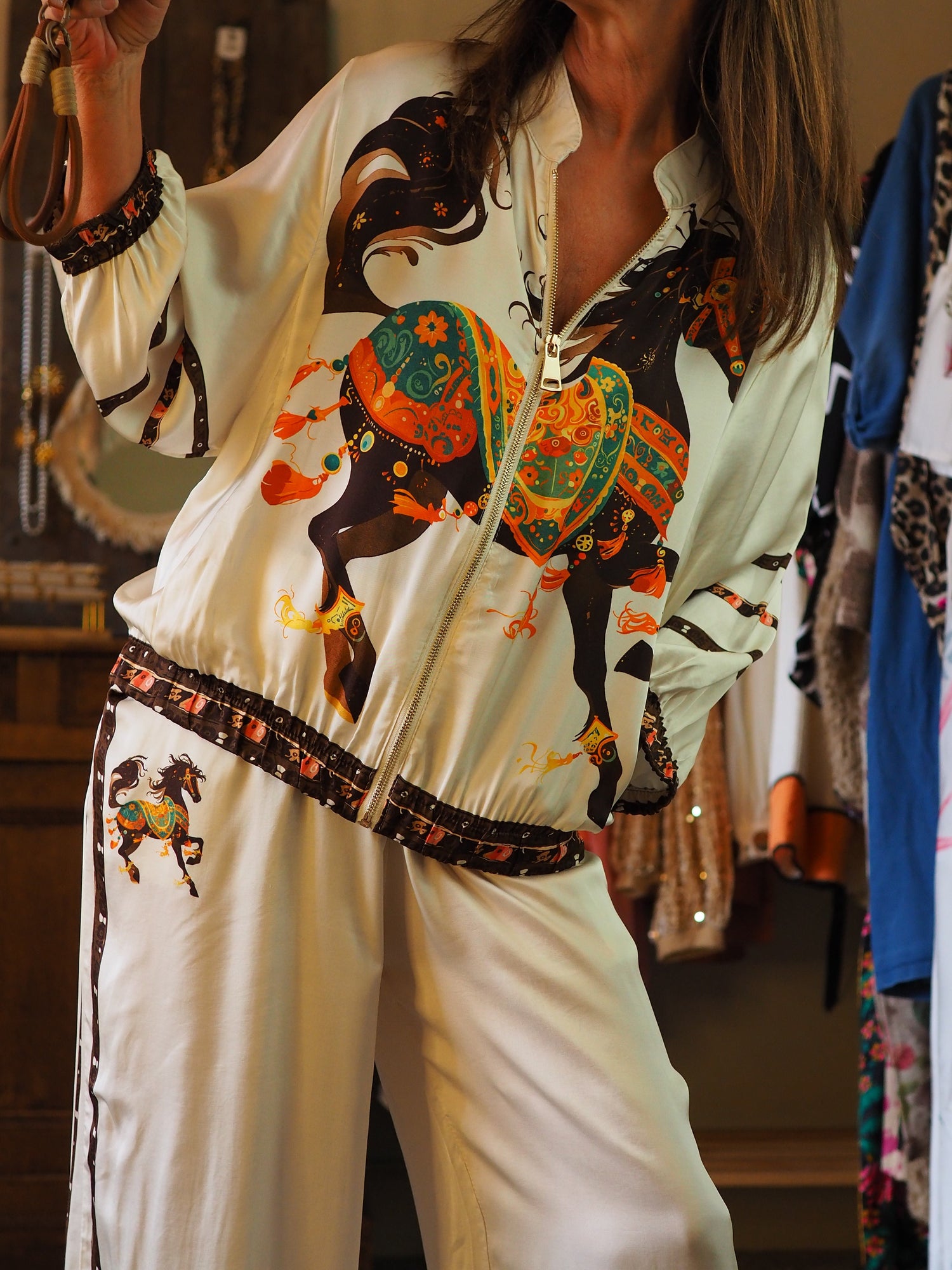 Veste fluide écru avec motifs marrons. Une pépite porté avec le pantalon Mira.

80% Viscose 20% Soie.
Taille unique convient du 36 au 40.
Tour de poitrine 124cm Longueur dos 62cm.