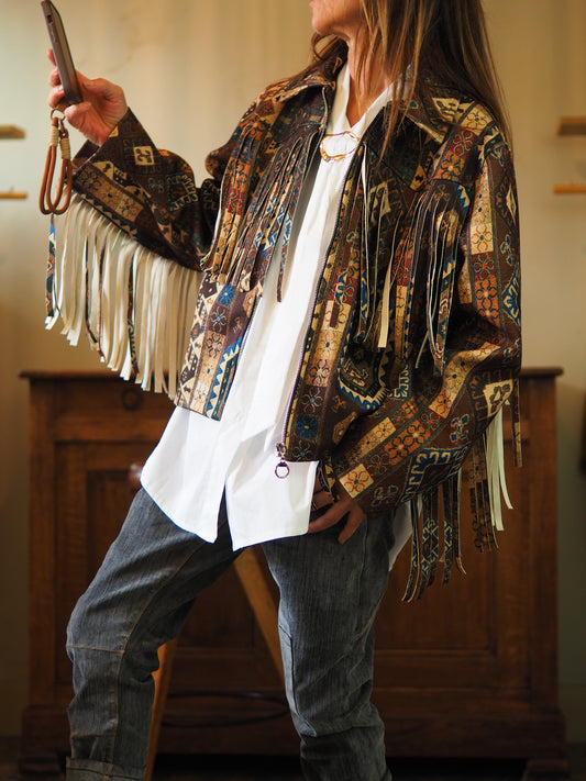Veste dans les tons marrons avec franges. Doublée et 2 poches cotés. Fermeture éclair. Une pépite ...

Taille unique convient du 36 au 40.
100% Polyester.
Tour de poitrine 116cm Longueur dos 60cm.