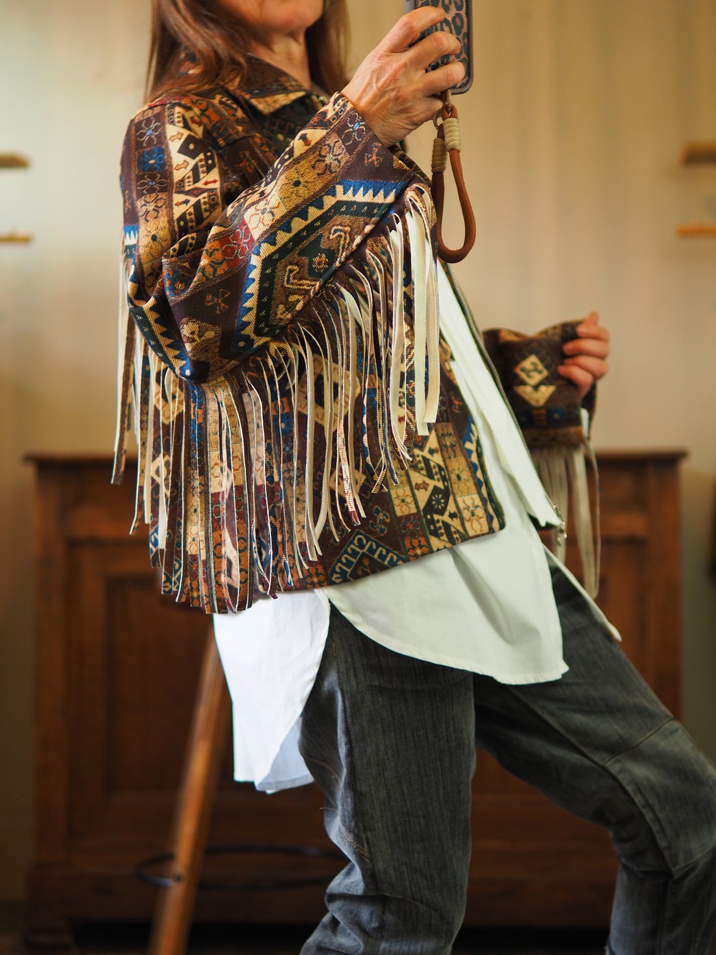 Veste dans les tons marrons avec franges. Doublée et 2 poches cotés. Fermeture éclair. Une pépite ...

Taille unique convient du 36 au 40.
100% Polyester.
Tour de poitrine 116cm Longueur dos 60cm.