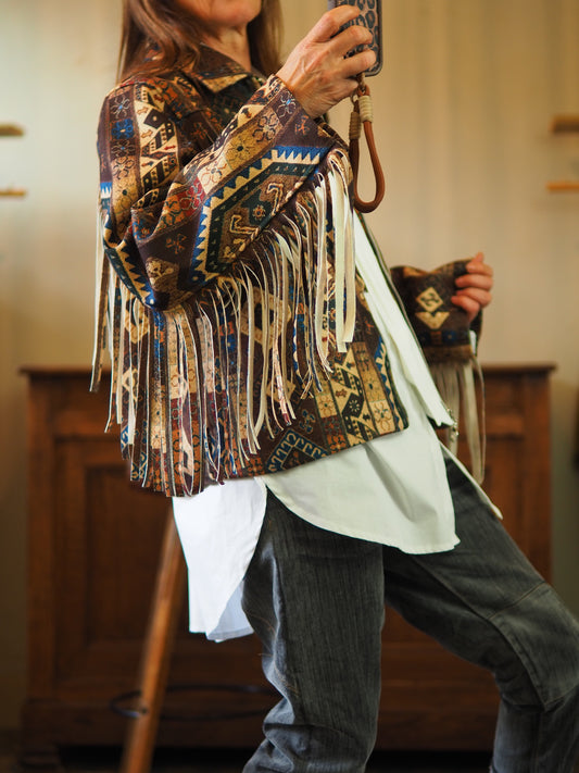 Veste dans les tons marrons avec franges. Doublée et 2 poches cotés. Fermeture éclair. Une pépite ...

Taille unique convient du 36 au 40.
100% Polyester.
Tour de poitrine 116cm Longueur dos 60cm.