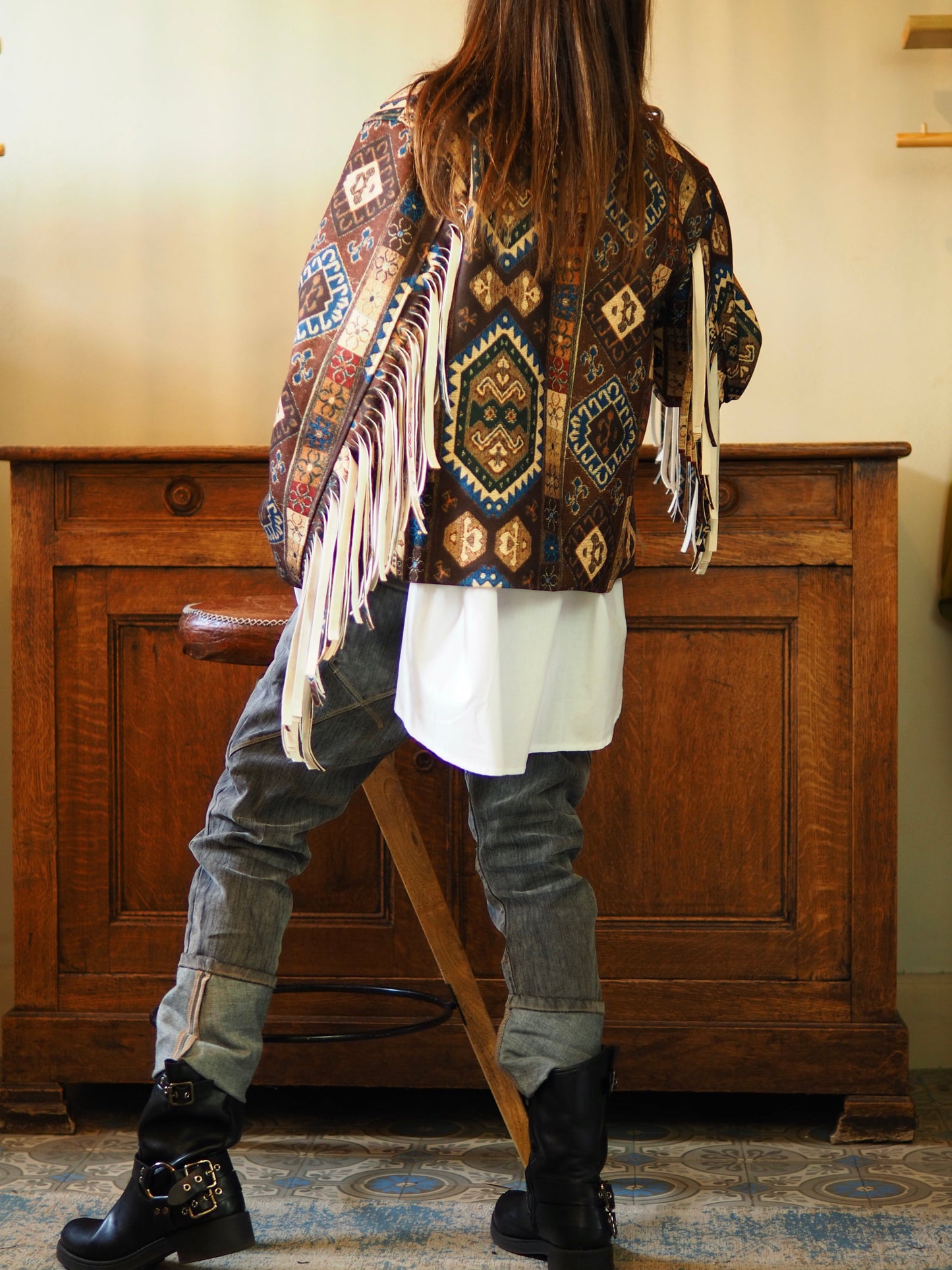 Veste dans les tons marrons avec franges. Doublée et 2 poches cotés. Fermeture éclair. Une pépite ...

Taille unique convient du 36 au 40.
100% Polyester.
Tour de poitrine 116cm Longueur dos 60cm.
