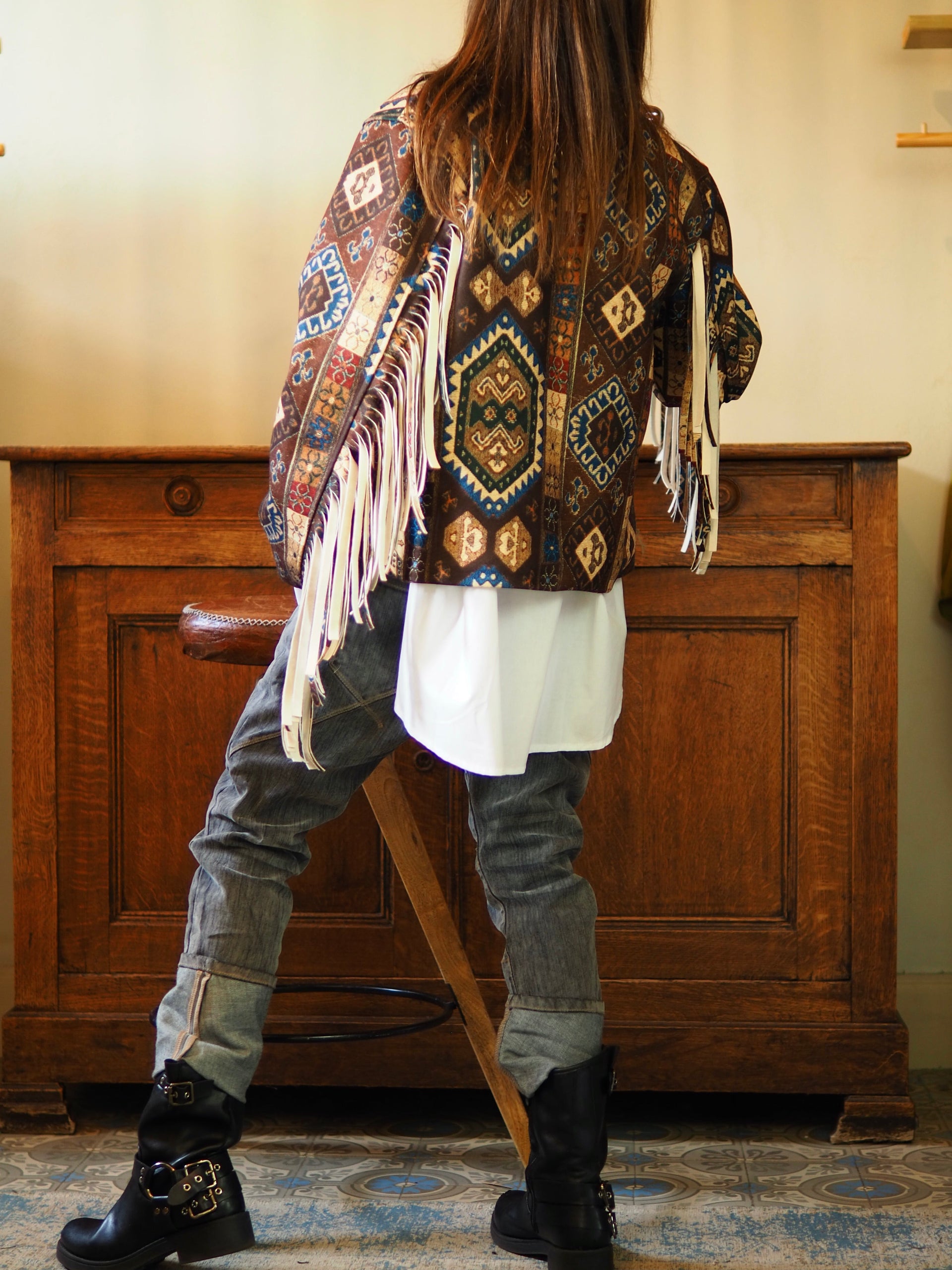 Veste dans les tons marrons avec franges. Doublée et 2 poches cotés. Fermeture éclair. Une pépite ...

Taille unique convient du 36 au 40.
100% Polyester.
Tour de poitrine 116cm Longueur dos 60cm.