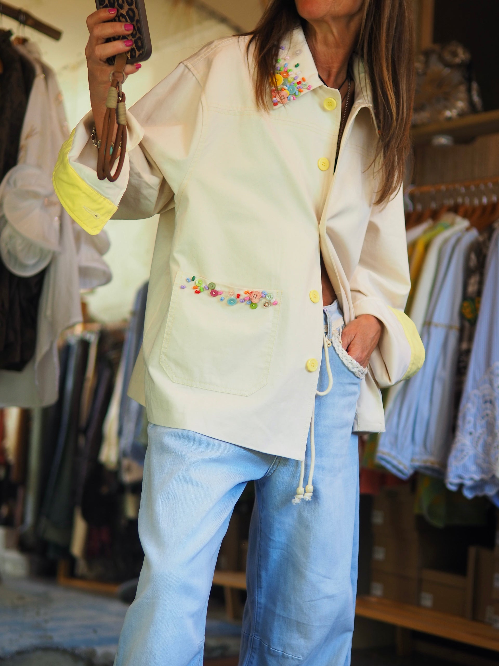 Veste oversize jaune pastel avec boutons ton sur ton et détails perlés colorés au col et à la poche. Doublée. Peut être portée en chemise.

Taille unique du 36 au 42/44.
70% Coton 30% Polyester.
Tour de poitrine 124cm Longueur dos 72cm.
