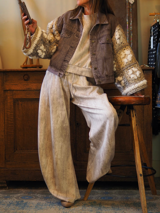 Veste en jeans taupe/marron délavée avec manches tricot. Une pépite..

Taille unique convient du 36 au 40.
85% Coton 15% Acrylique - 55% Acrylique 35% Polyester 10% Laine.
Tour de poitrine 116cm Longueur dos 58cm.