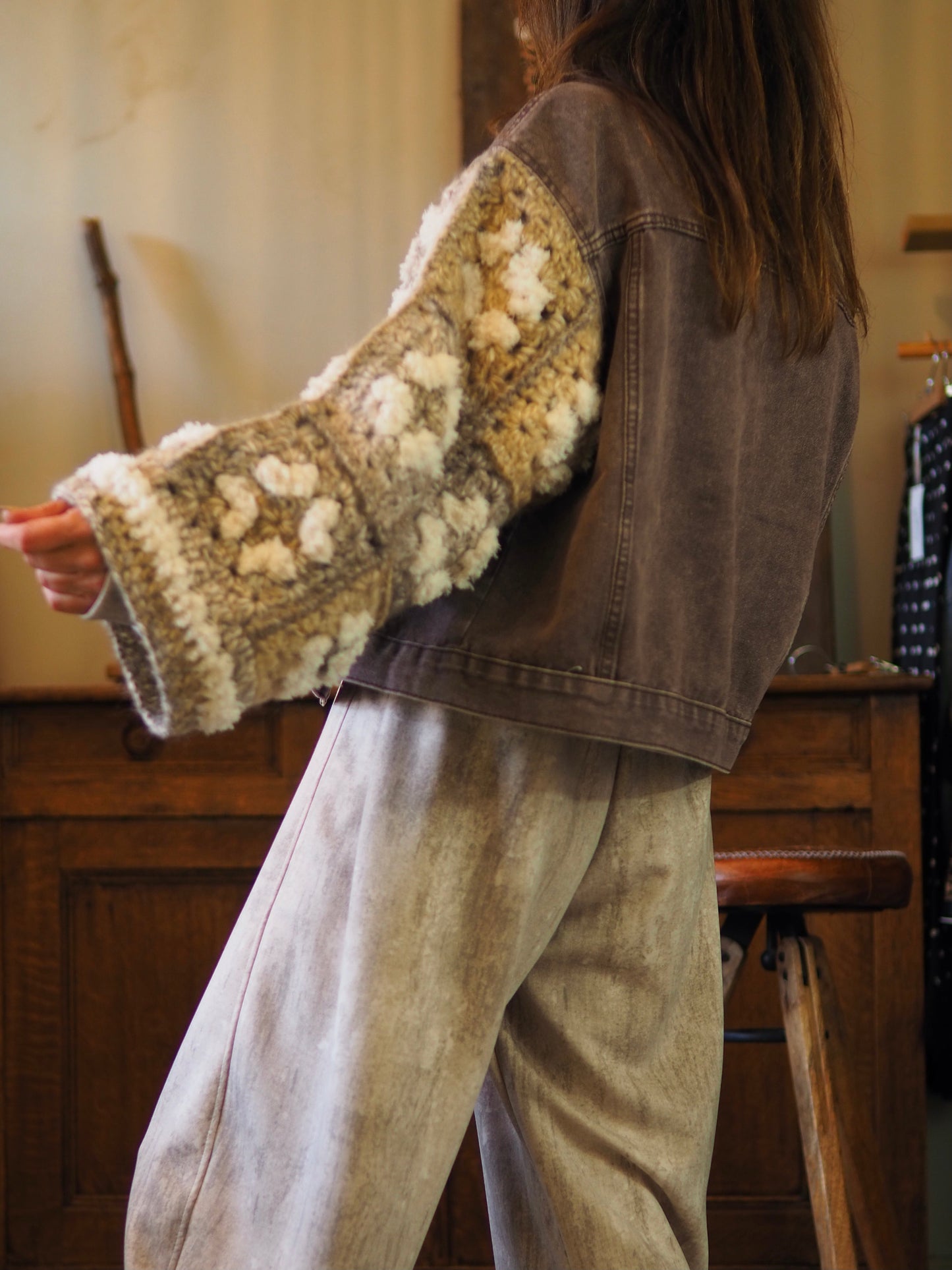 Veste en jeans taupe/marron délavée avec manches tricot. Une pépite..

Taille unique convient du 36 au 40.
85% Coton 15% Acrylique - 55% Acrylique 35% Polyester 10% Laine.
Tour de poitrine 116cm Longueur dos 58cm.