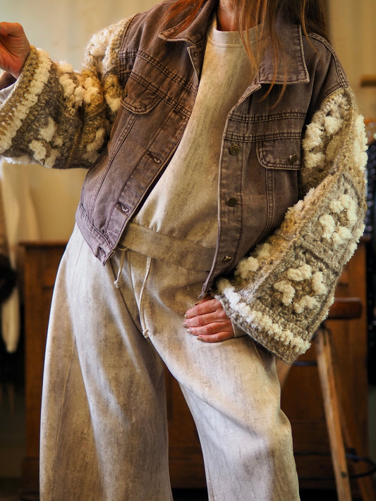 Veste en jeans taupe/marron délavée avec manches tricot. Une pépite..

Taille unique convient du 36 au 40.
85% Coton 15% Acrylique - 55% Acrylique 35% Polyester 10% Laine.
Tour de poitrine 116cm Longueur dos 58cm.