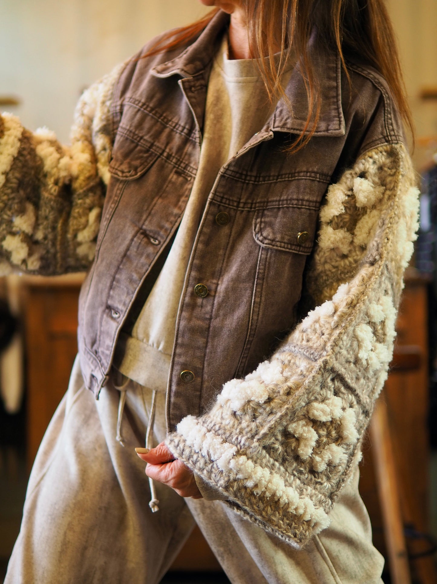 Veste en jeans taupe/marron délavée avec manches tricot. Une pépite..

Taille unique convient du 36 au 40.
85% Coton 15% Acrylique - 55% Acrylique 35% Polyester 10% Laine.
Tour de poitrine 116cm Longueur dos 58cm.