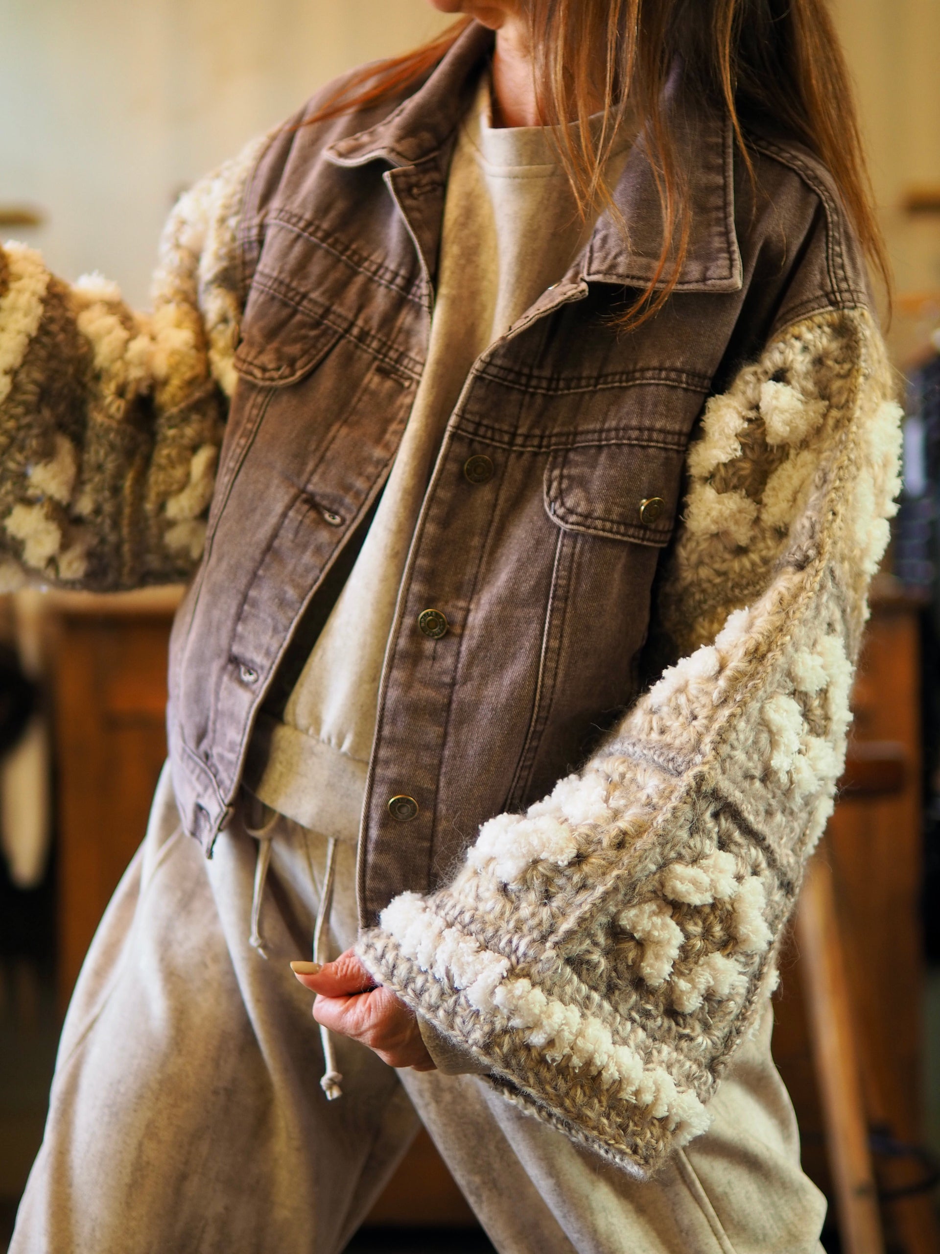 Veste en jeans taupe/marron délavée avec manches tricot. Une pépite..

Taille unique convient du 36 au 40.
85% Coton 15% Acrylique - 55% Acrylique 35% Polyester 10% Laine.
Tour de poitrine 116cm Longueur dos 58cm.