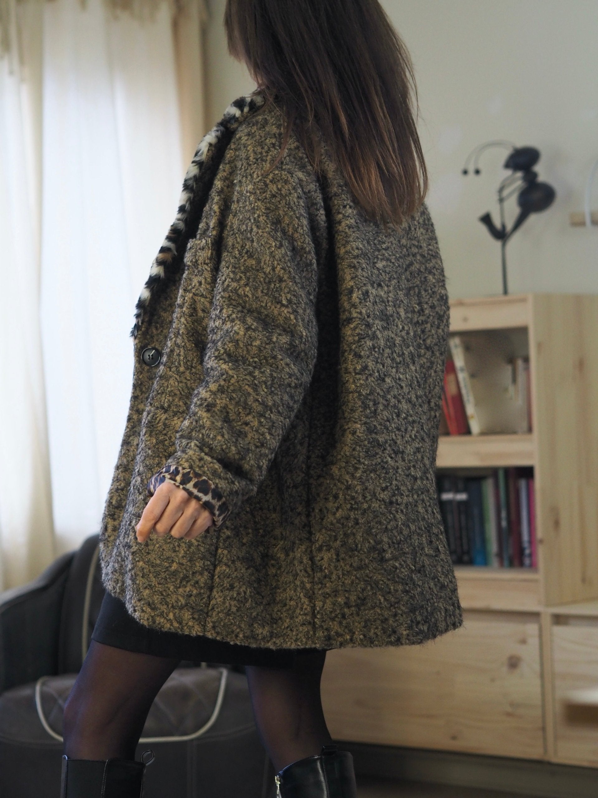 Manteau tons noir/camel. Col fausse fourrure léopard. Doublée en léopard.

100% Polyester.
Taille unique du 36 au 46.
Largeur dos 80cm Longueur dos 80cm.