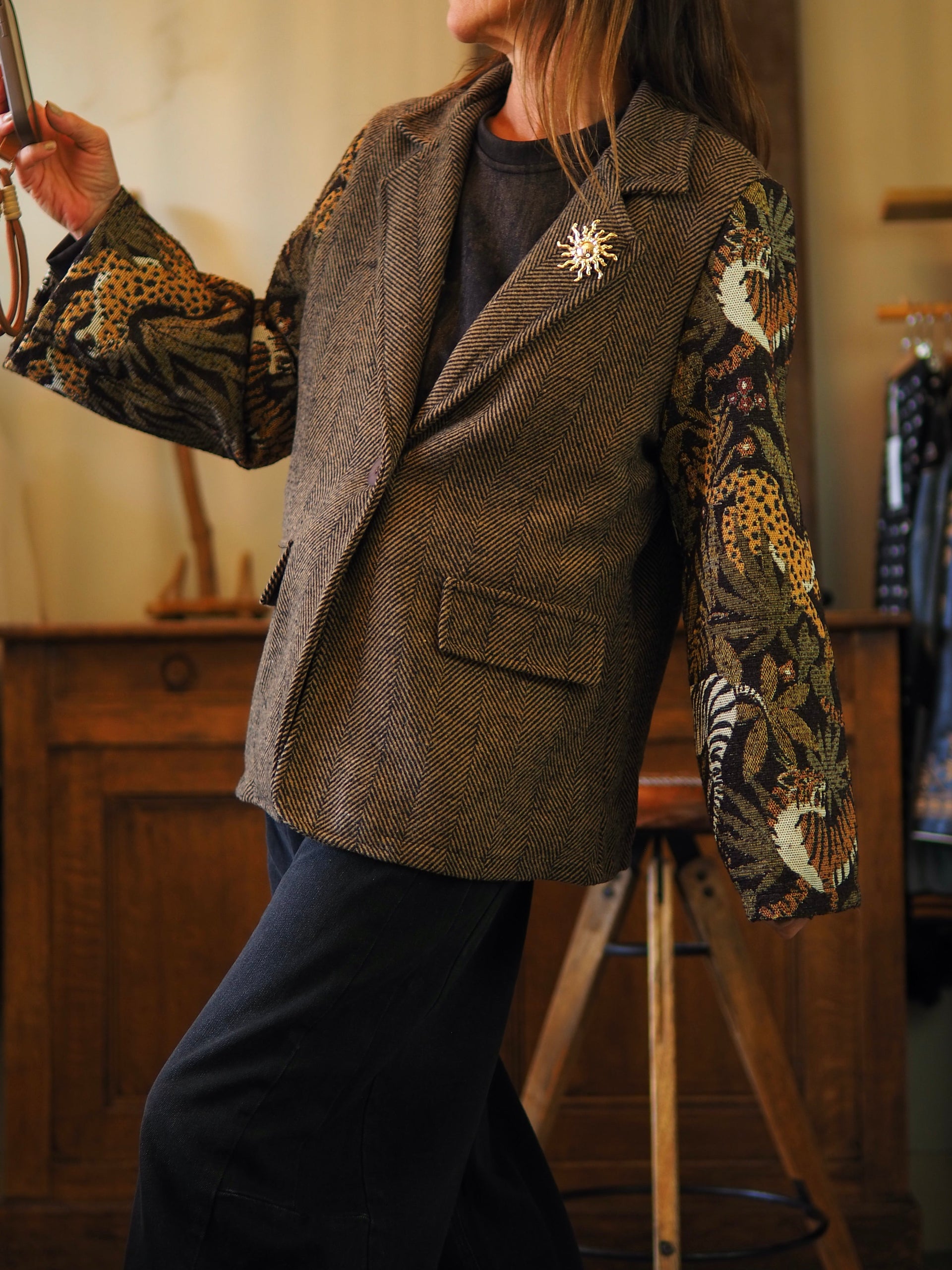 Veste dans les tons marrons avec manches style tapisserie. Avec broches. Non doublée.

Taille unique convient du 36 au 38/40.
75% Polyester 25% Laine.
Tour de poitrine 110cm Longueur dos 65cm.