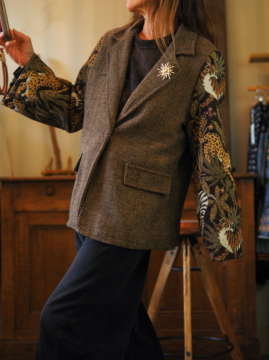 Veste dans les tons marrons avec manches style tapisserie. Avec broches. Non doublée.

Taille unique convient du 36 au 38/40.
75% Polyester 25% Laine.
Tour de poitrine 110cm Longueur dos 65cm.