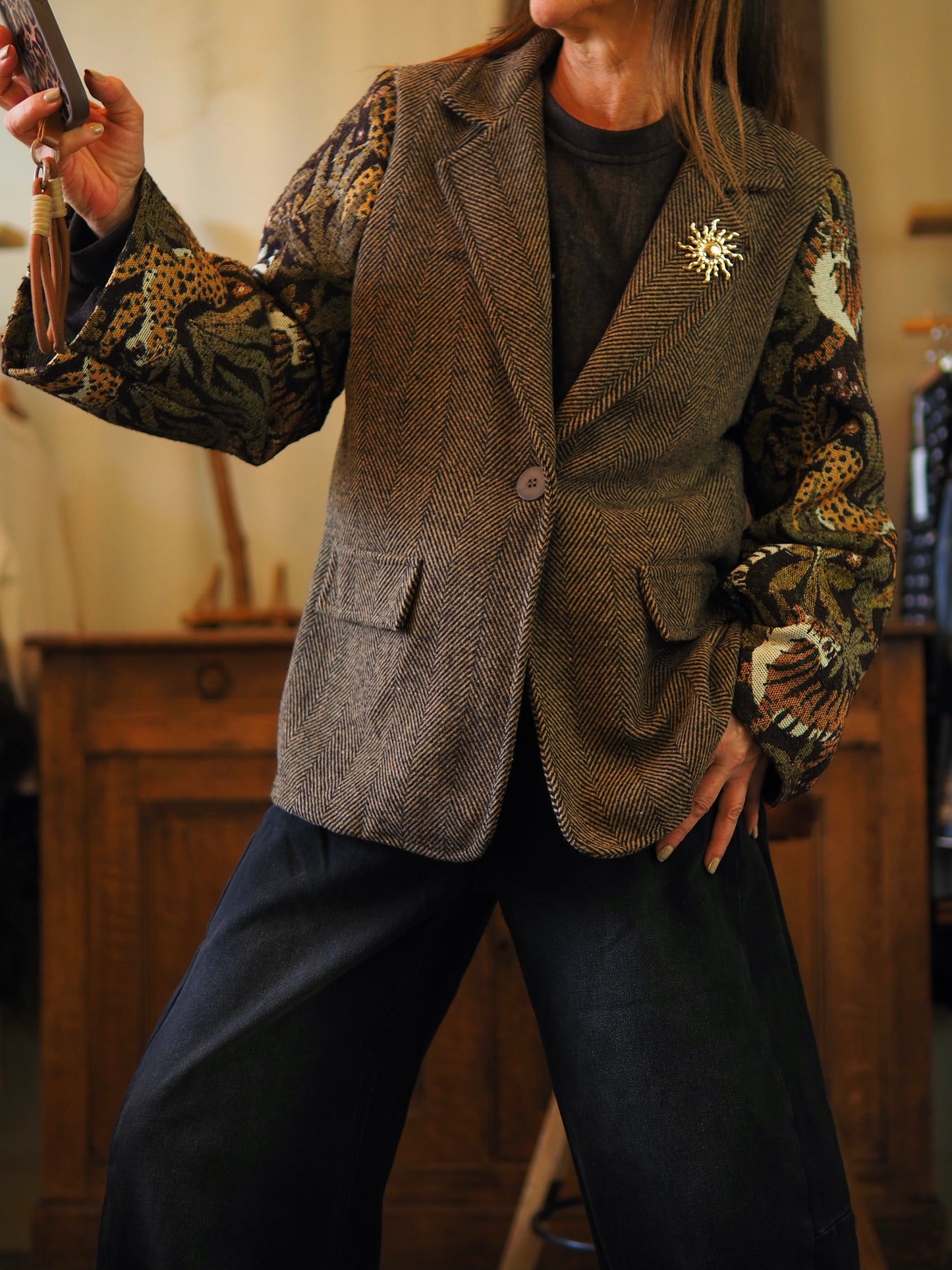 Veste dans les tons marrons avec manches style tapisserie. Avec broches. Non doublée.

Taille unique convient du 36 au 38/40.
75% Polyester 25% Laine.
Tour de poitrine 110cm Longueur dos 65cm.