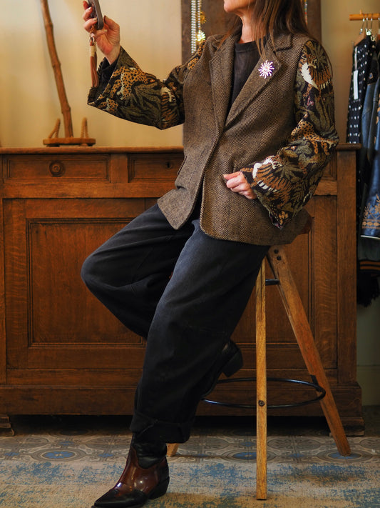 Veste dans les tons marrons avec manches style tapisserie. Avec broches. Non doublée.

Taille unique convient du 36 au 38/40.
75% Polyester 25% Laine.
Tour de poitrine 110cm Longueur dos 65cm.