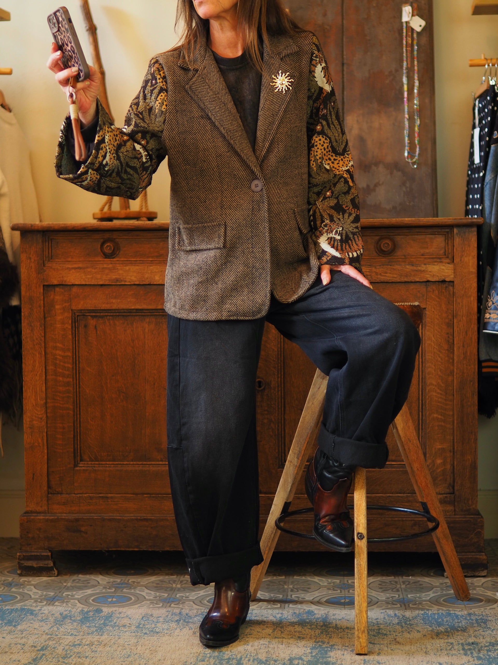Veste dans les tons marrons avec manches style tapisserie. Avec broches. Non doublée.

Taille unique convient du 36 au 38/40.
75% Polyester 25% Laine.
Tour de poitrine 110cm Longueur dos 65cm.