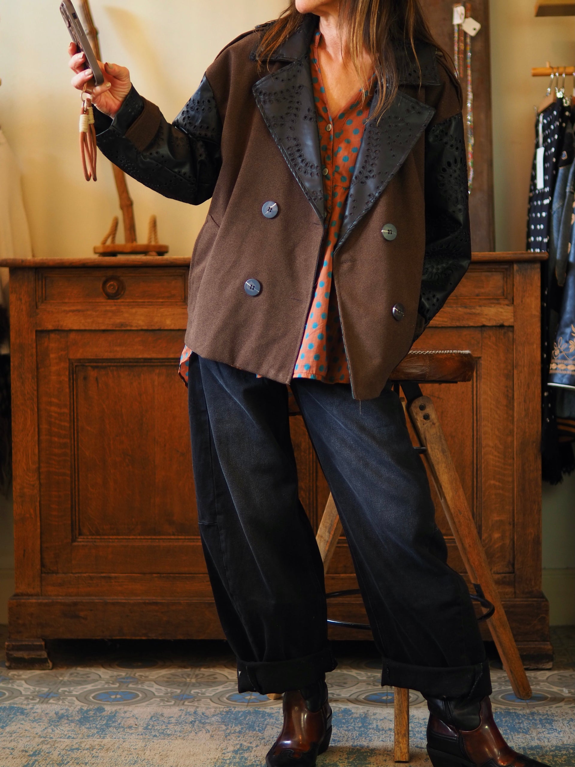 Veste marron avec manches broderies simili noir. Doublée 

Taille unique convient du 36 au 42.
100% Polyester.
Tour de poitrine 120cm Longueur dos 68cm.