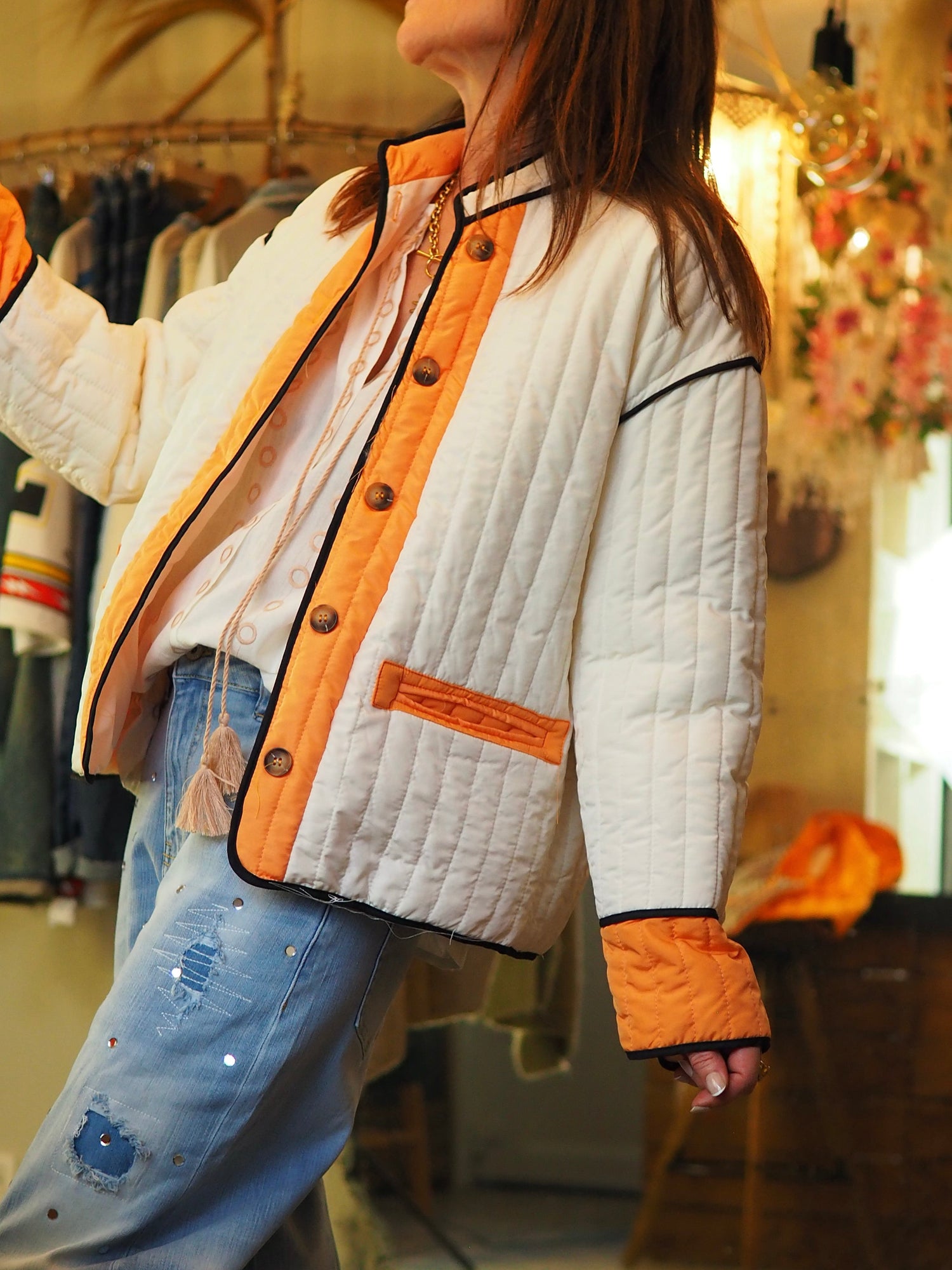 Veste légère matelassée écru et détails oranges.

100% Polyester.
Taille S/M-36/38 et M/L-38/40 peut convenir jusqu'au 42.