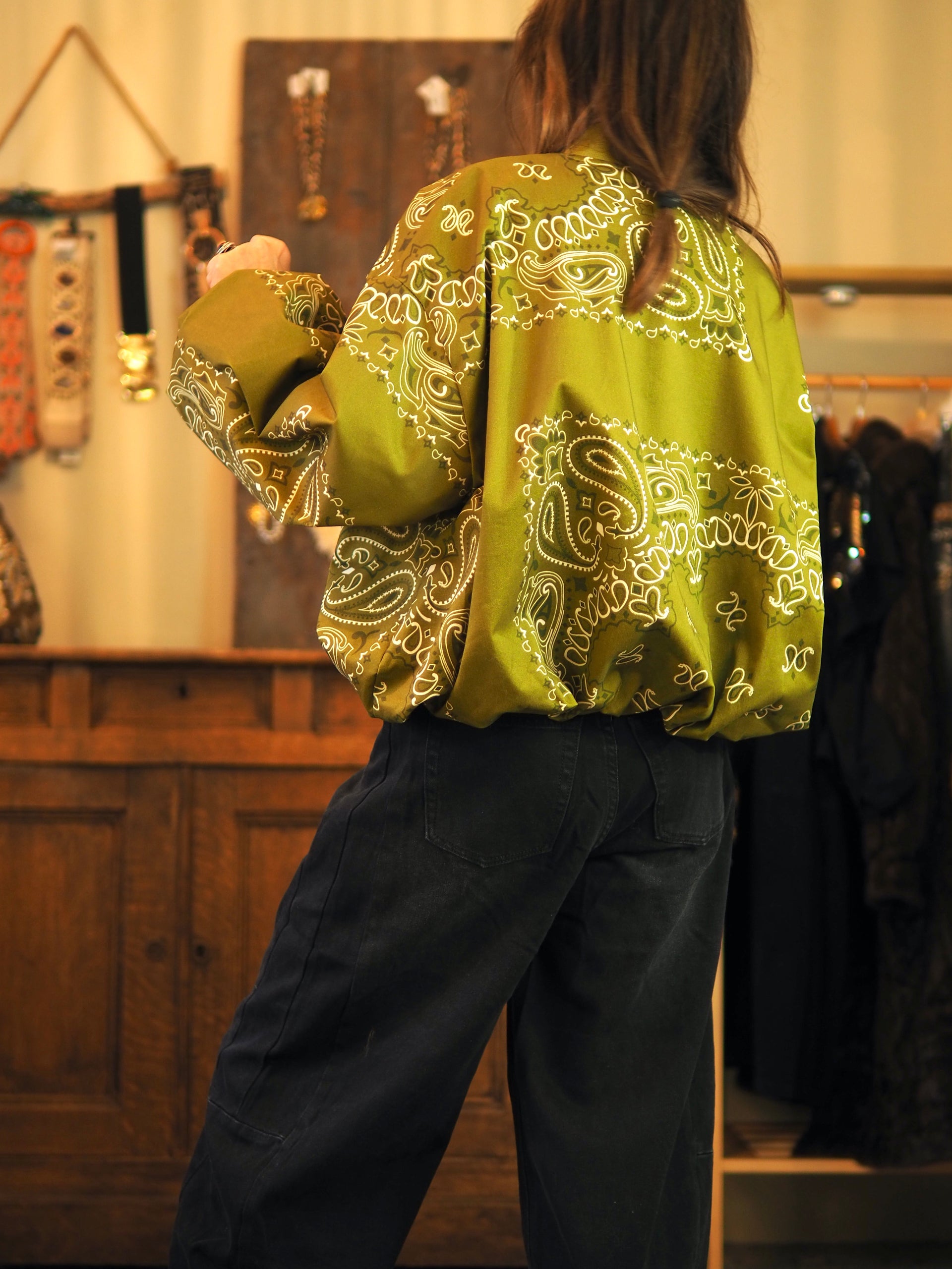 Veste/ blouson olive. Bas et manches élastique mais caché. Doublée. Splendide ..

Taille unique convient du 36 au 44.
95% Coton 5% Elasthane.
Tour de poitrine 140cm Longueur dos 54cm.