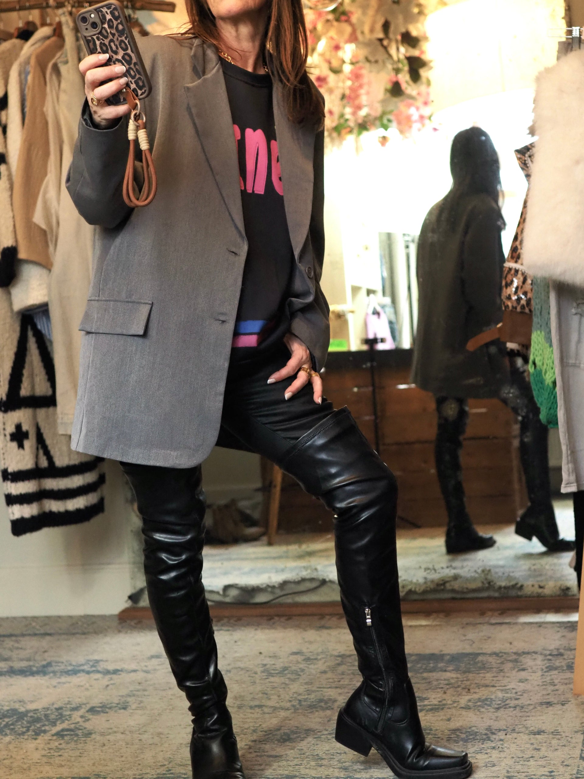 Veste oversize gris souris. Doublée.

74% Polyester 22% Viscose 4% Elastane.
Taille unique du 36 au 42.
Largeur dos 60cm Longeur dos 80cm.