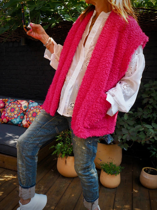 Gilet "peluche" fuchsia, sans manches. Inscription LOVE camel.  50% Polyester 50% Autres fibres.  Taille unique convient du 36 au 44. Largeur dos 61cm Longueur dos 68cm.