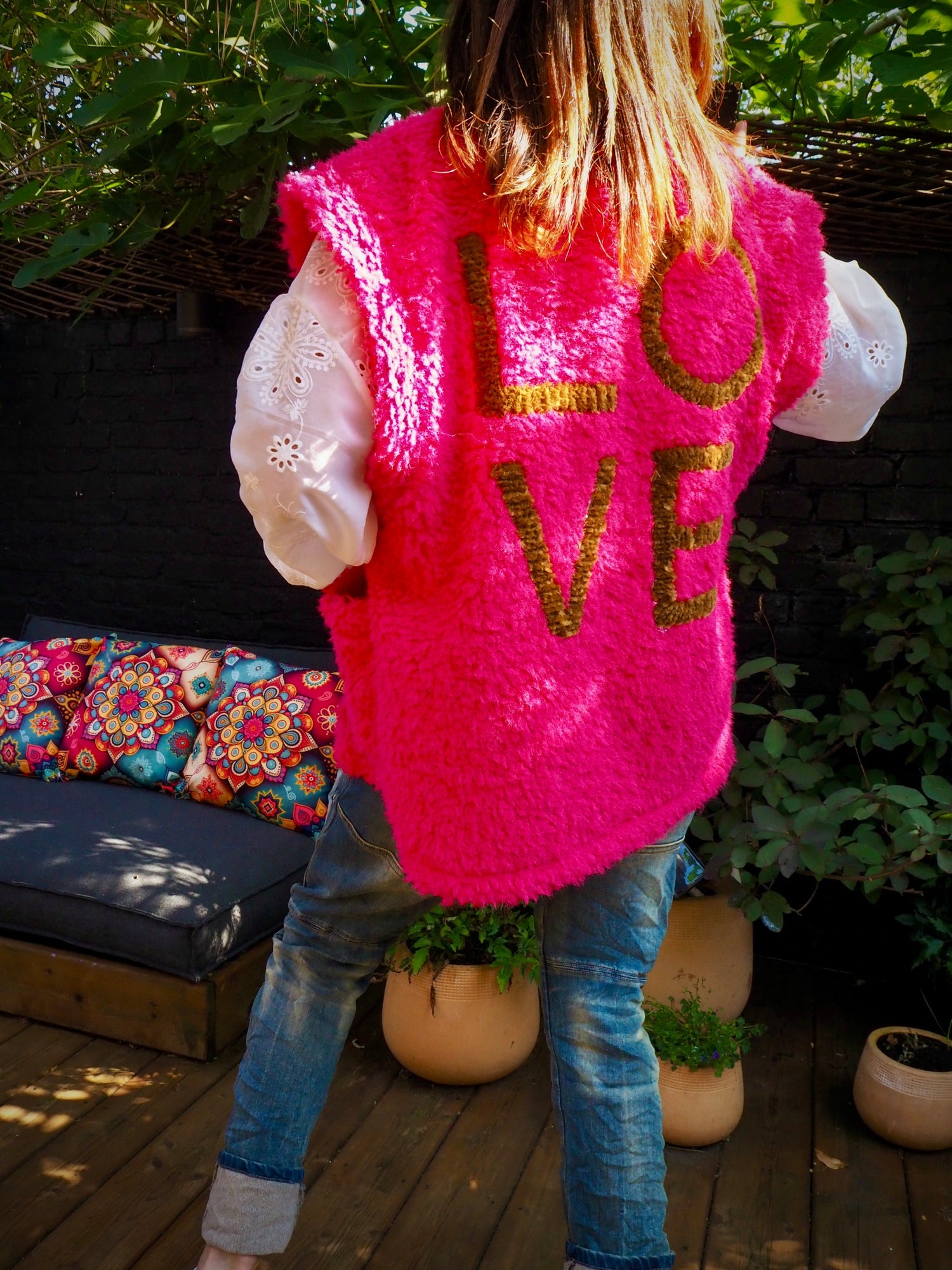 Gilet "peluche" fuchsia, sans manches. Inscription LOVE camel.  50% Polyester 50% Autres fibres.  Taille unique convient du 36 au 44. Largeur dos 61cm Longueur dos 68cm.