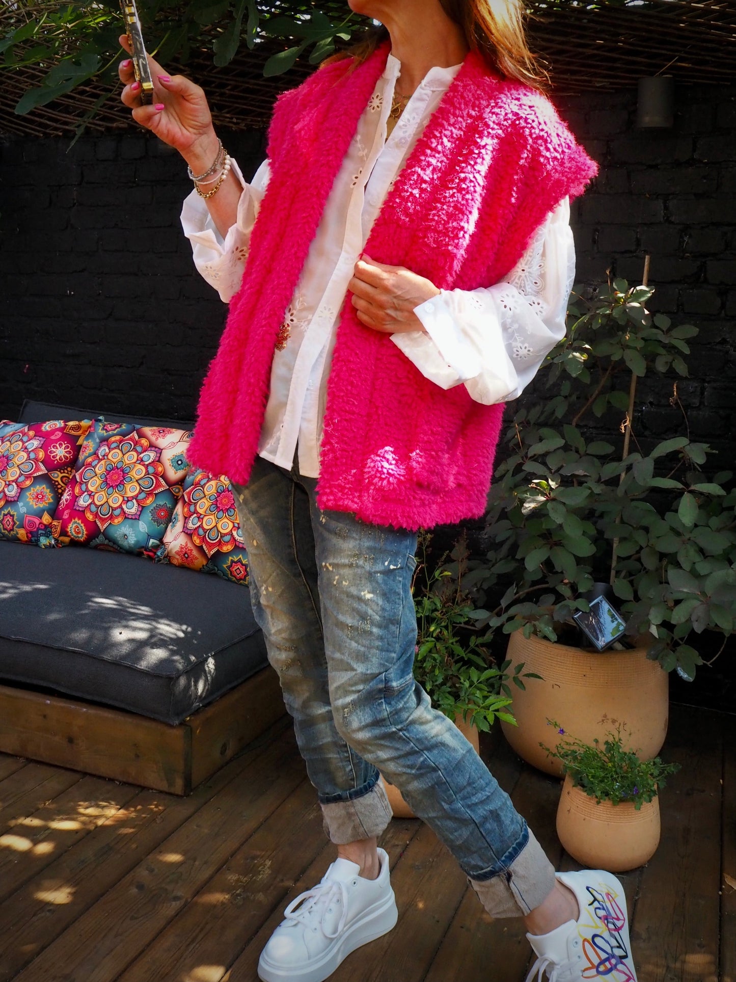 Gilet "peluche" fuchsia, sans manches. Inscription LOVE camel.  50% Polyester 50% Autres fibres.  Taille unique convient du 36 au 44. Largeur dos 61cm Longueur dos 68cm.